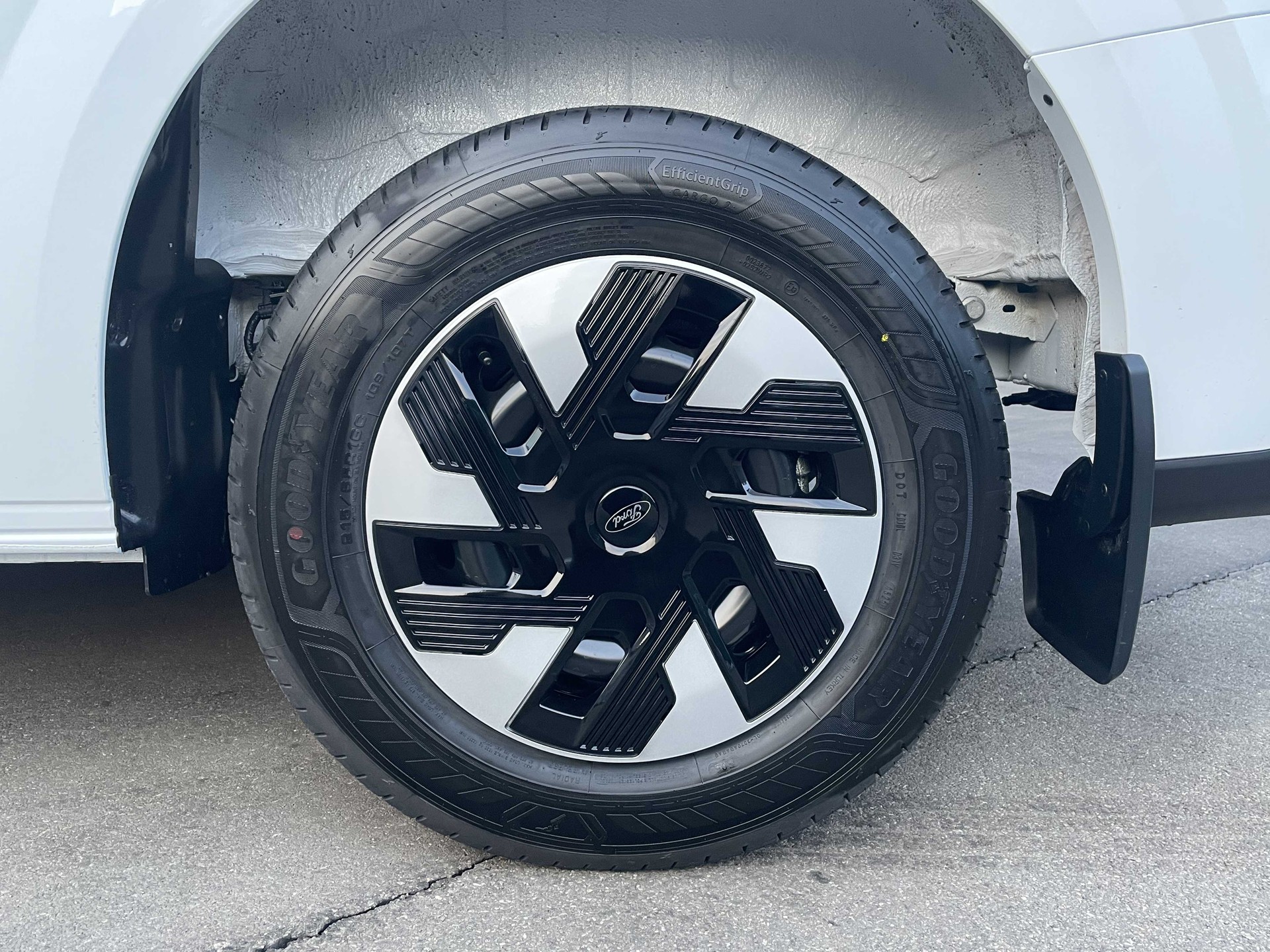 FORD Transit Custom Van 320 L2 2.5 Duratec 233PS Trend PHEV-image-29