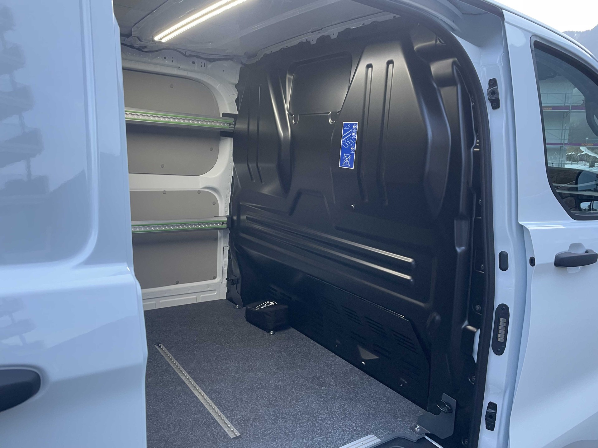 FORD Transit Custom Van 320 L2 2.5 Duratec 233PS Trend PHEV-image-28