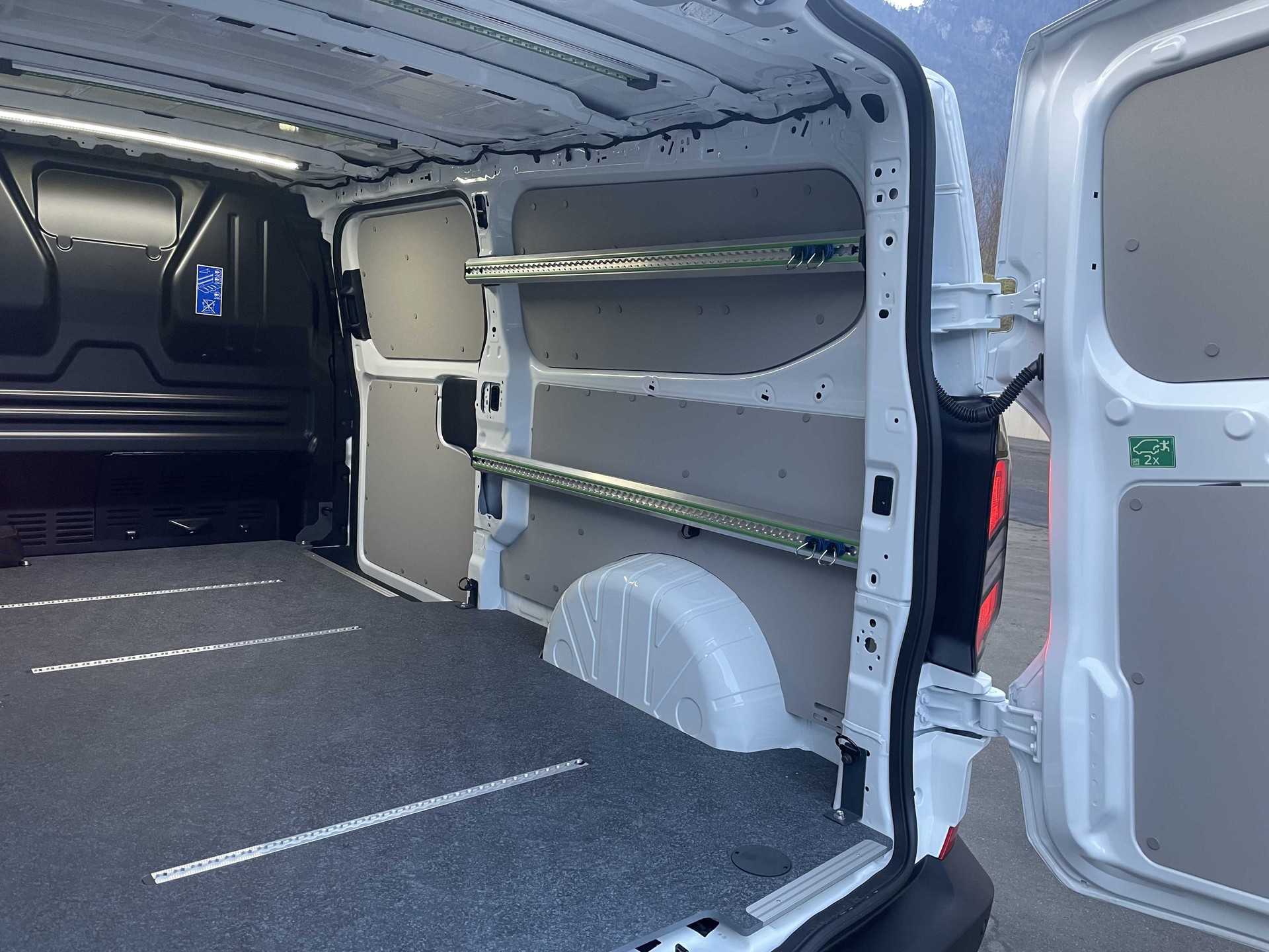 FORD Transit Custom Van 320 L2 2.5 Duratec 233PS Trend PHEV-image-25