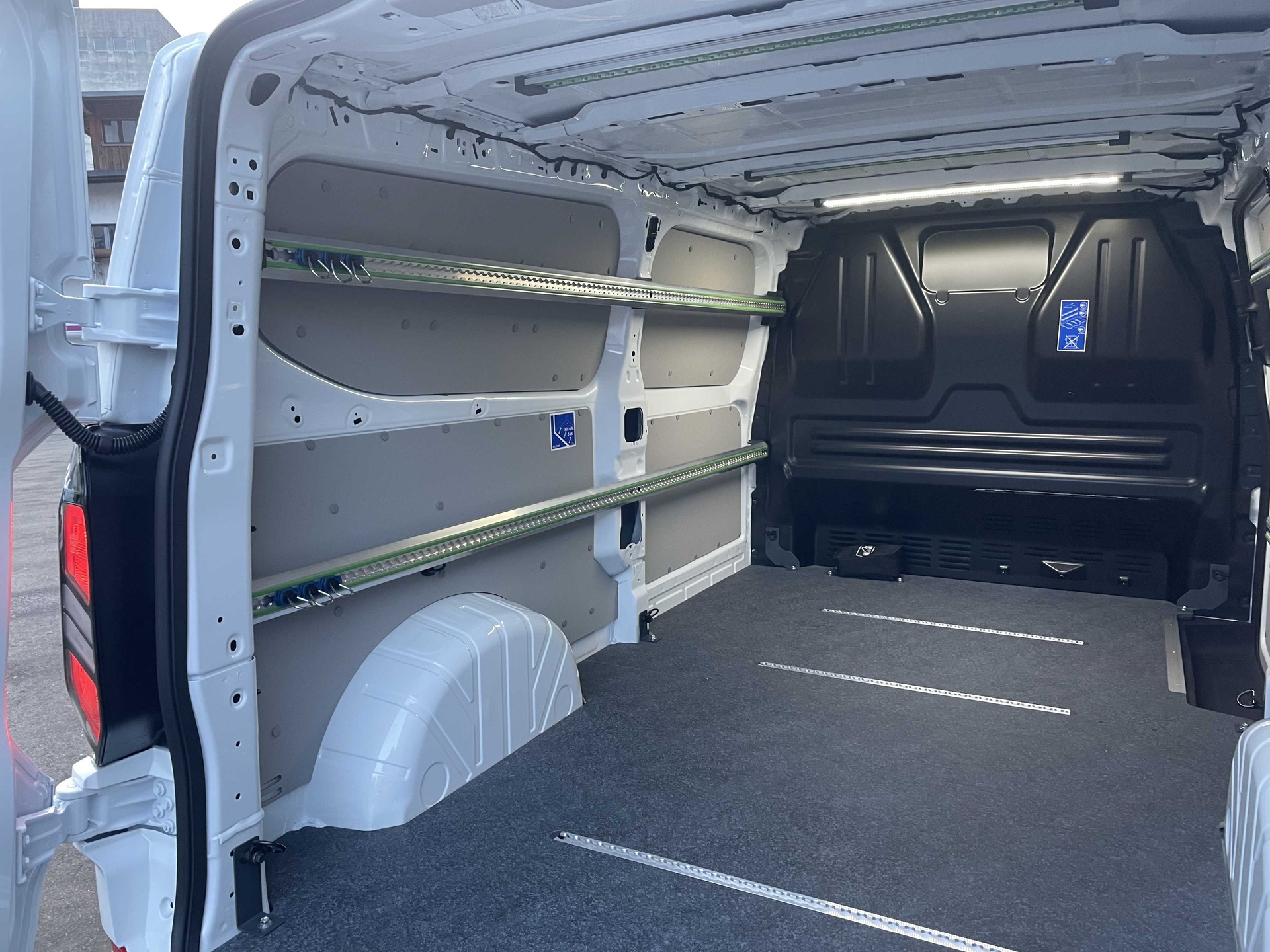FORD Transit Custom Van 320 L2 2.5 Duratec 233PS Trend PHEV-image-26