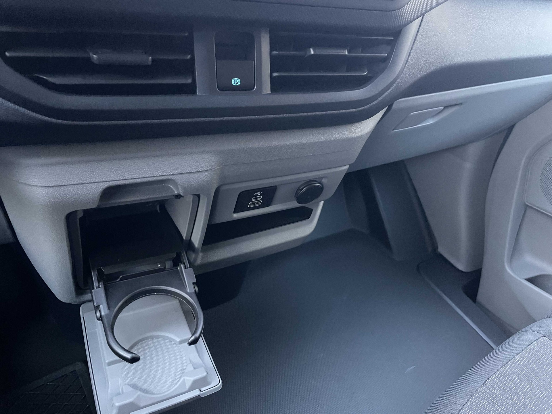 FORD Transit Custom Van 320 L2 2.5 Duratec 233PS Trend PHEV-image-23