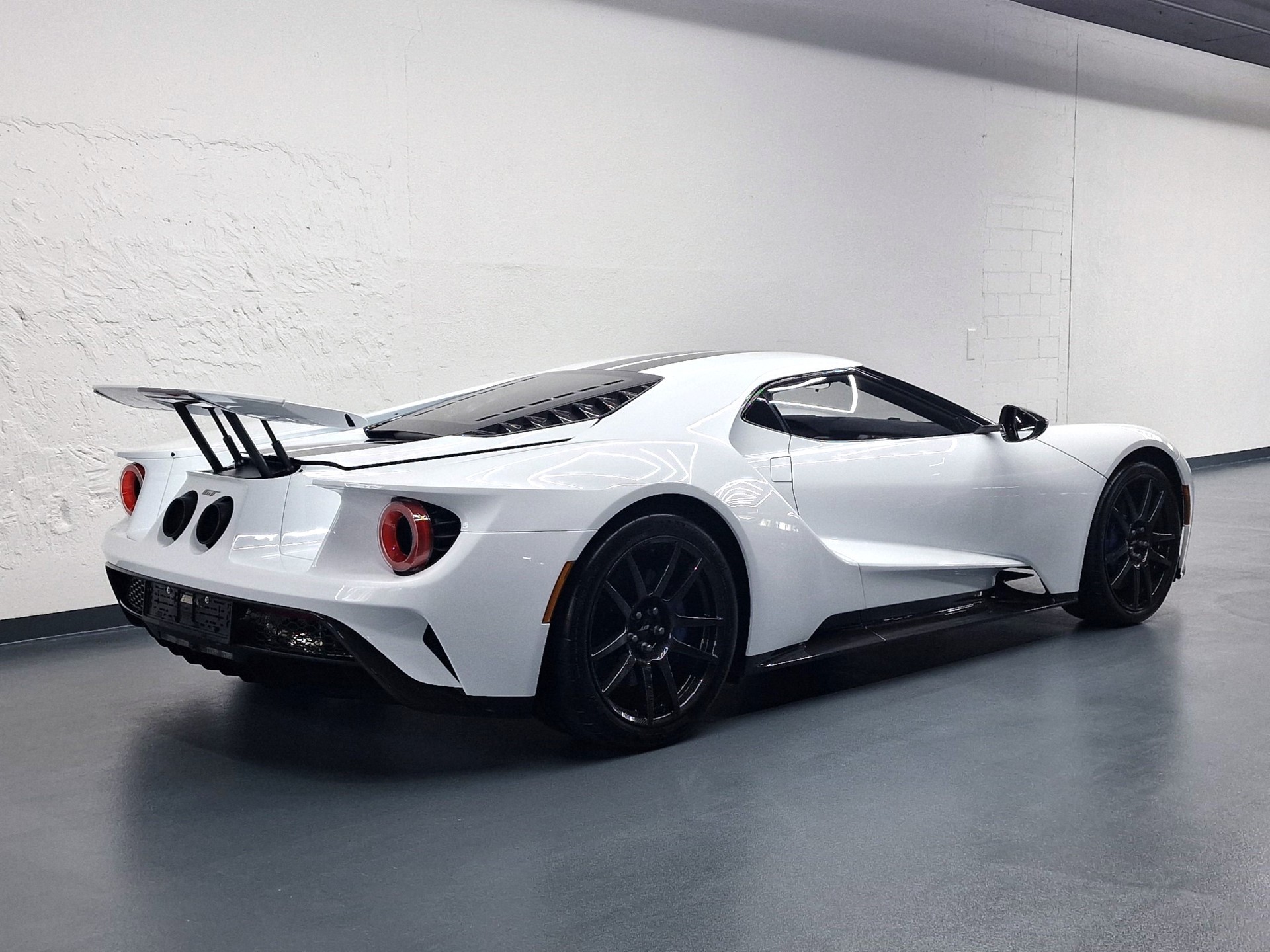 FORD GT CARBON SERIES-showroom-element-2