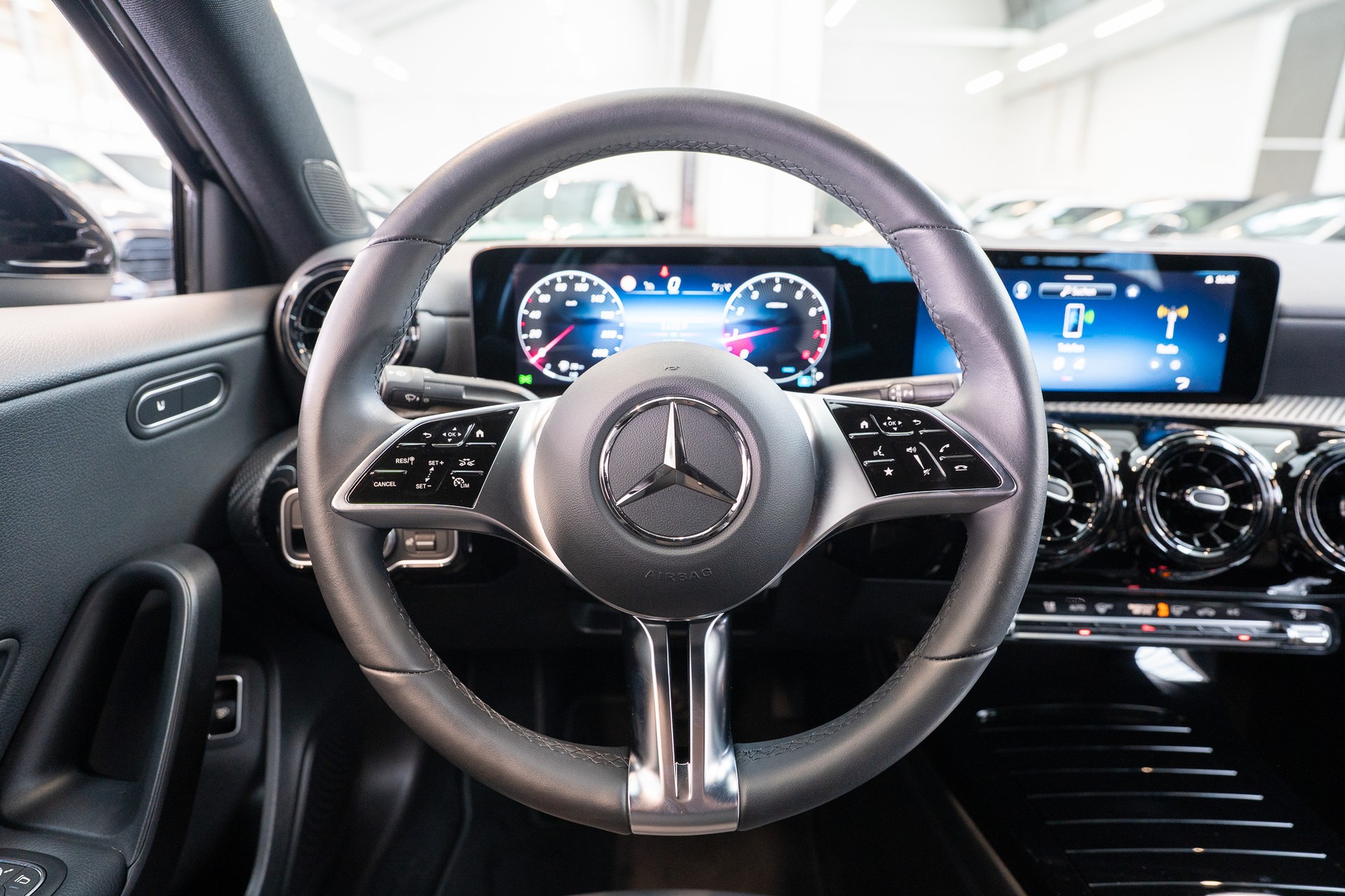 MERCEDES-BENZ A 180 Progressive Limousine / Facelift / Rückfahrkamera / Sitzheizung-image-17