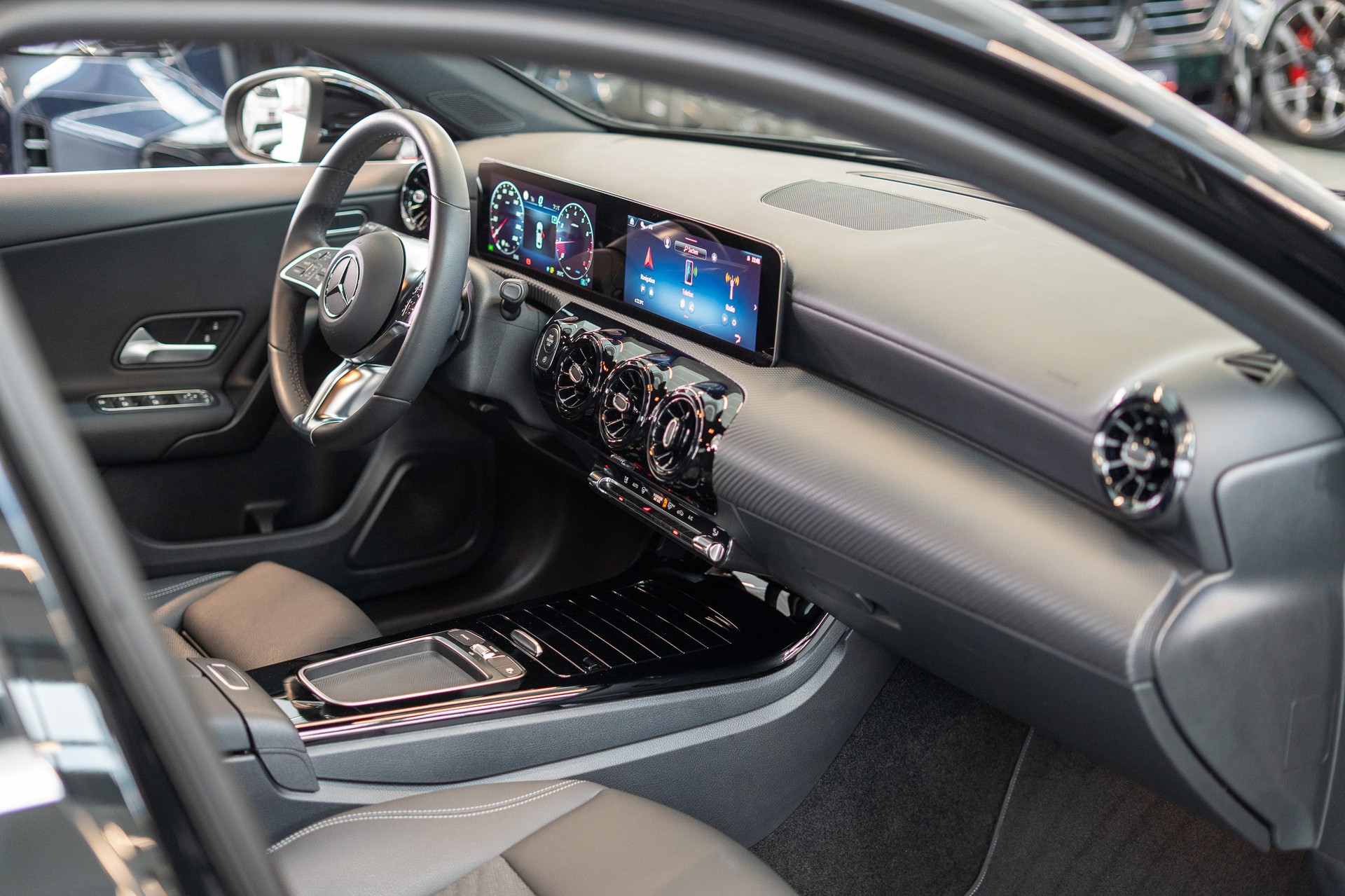 MERCEDES-BENZ A 180 Progressive Limousine / Facelift / Rückfahrkamera / Sitzheizung-image-15