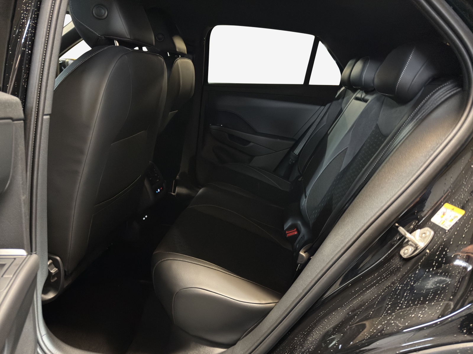 VW T-Roc 1.5 eTSI mHEV R-Line DSG-image-11