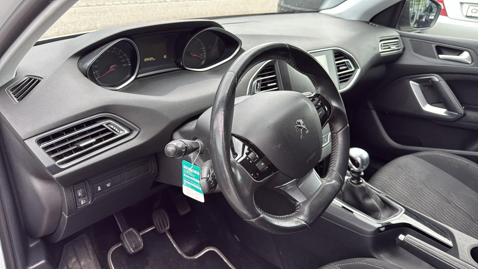 PEUGEOT 308 SW 1.6 BlueHDI Allure-image-17