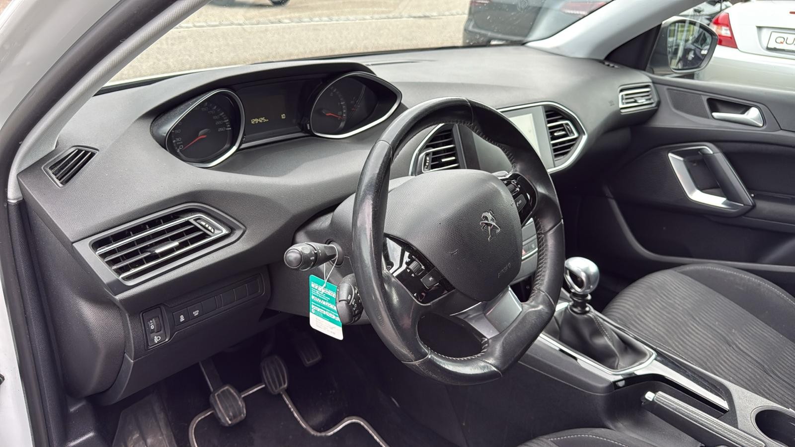 PEUGEOT 308 SW 1.6 BlueHDI Allure-image-18