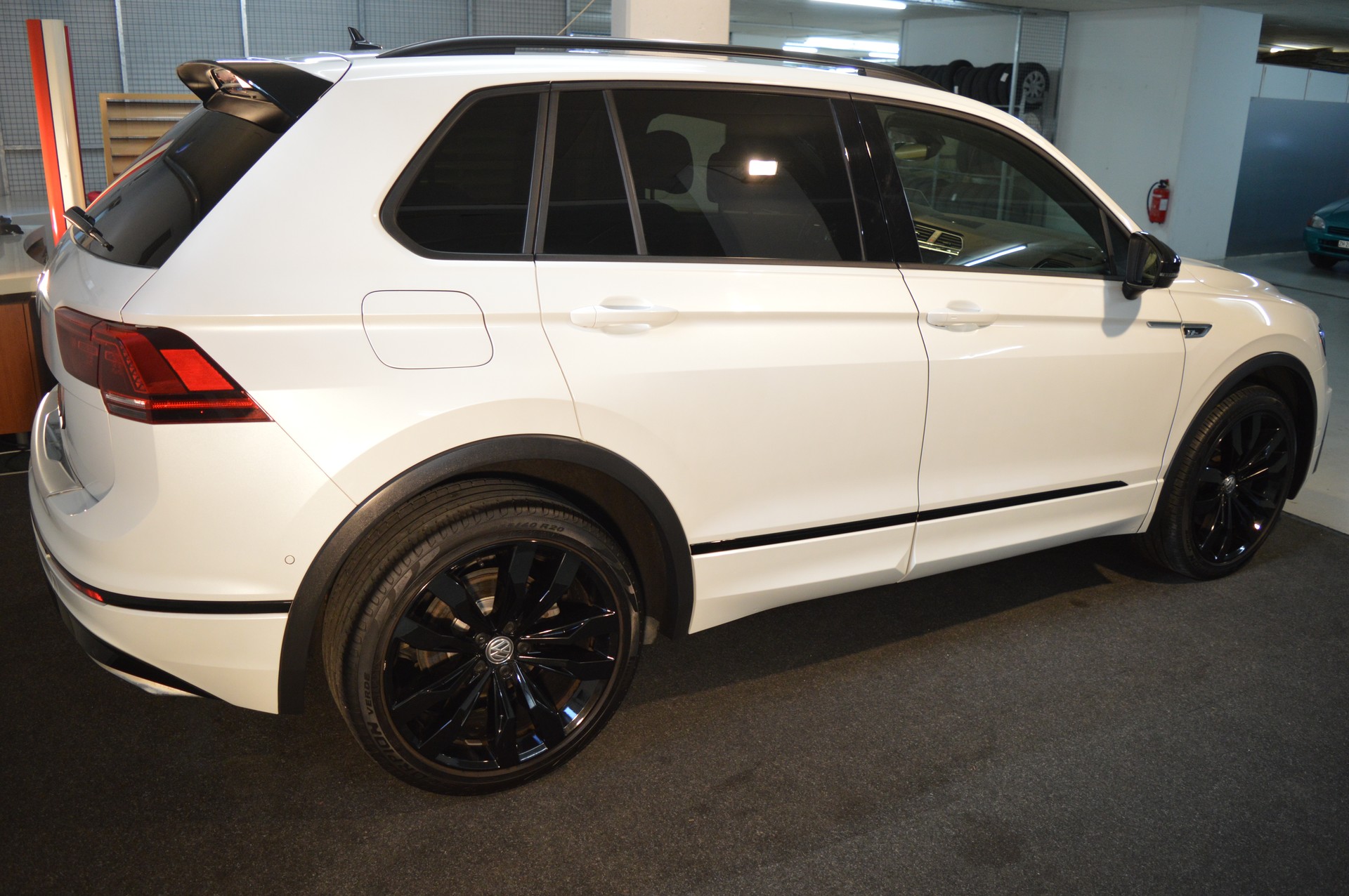 VW Tiguan 2.0TSI Highline 4Motion DSG-showroom-element-3