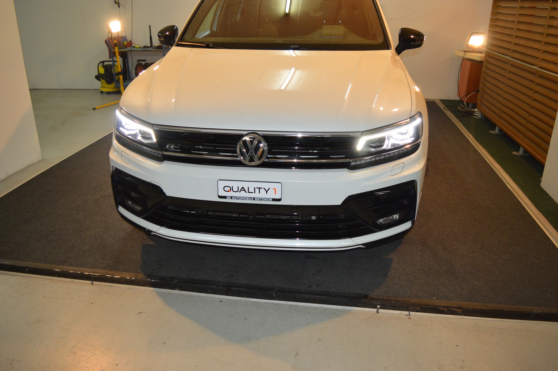 VW Tiguan 2.0TSI Highline 4Motion DSG-showroom-element-1
