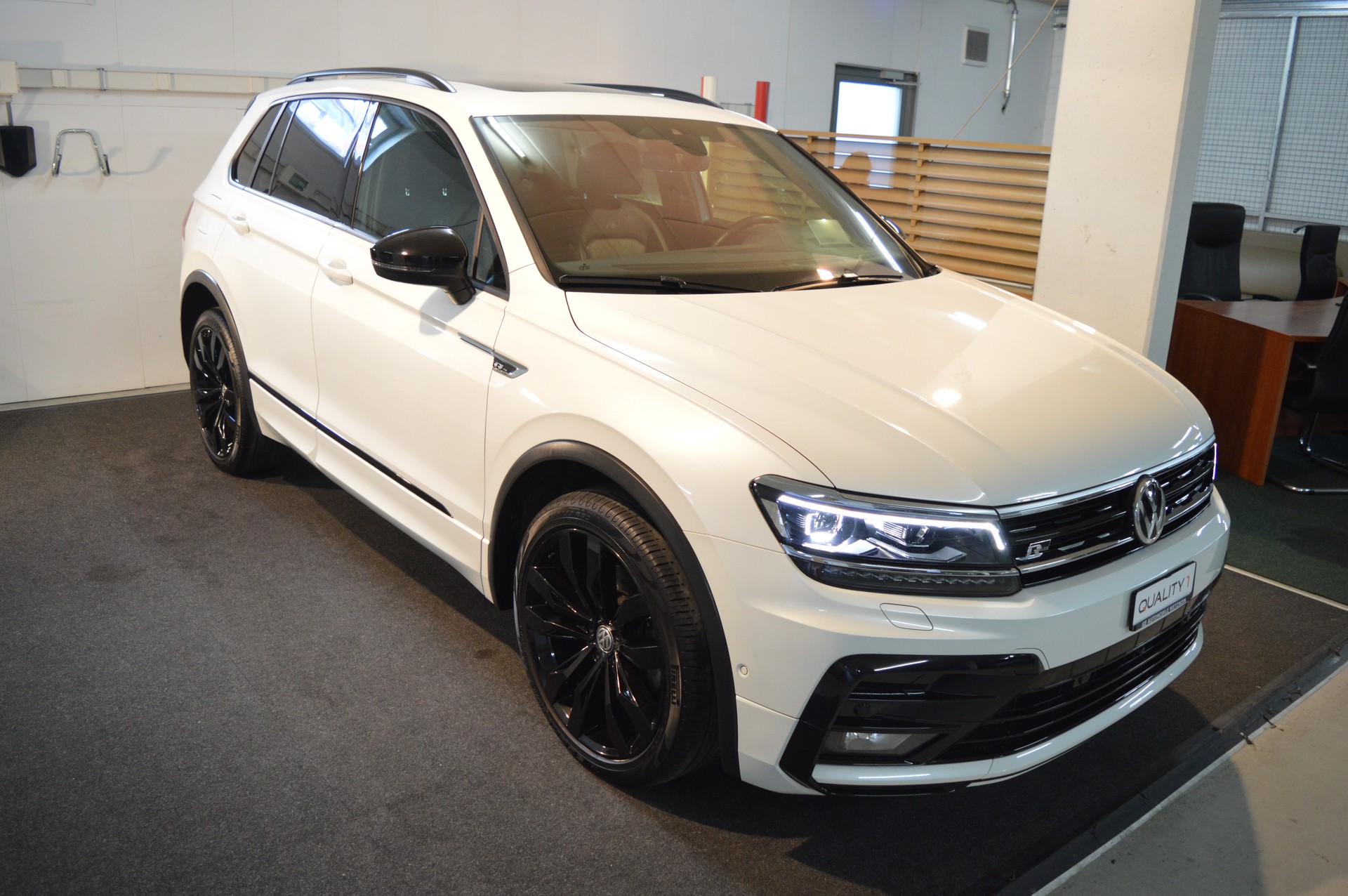 VW Tiguan 2.0TSI Highline 4Motion DSG-showroom-element-2
