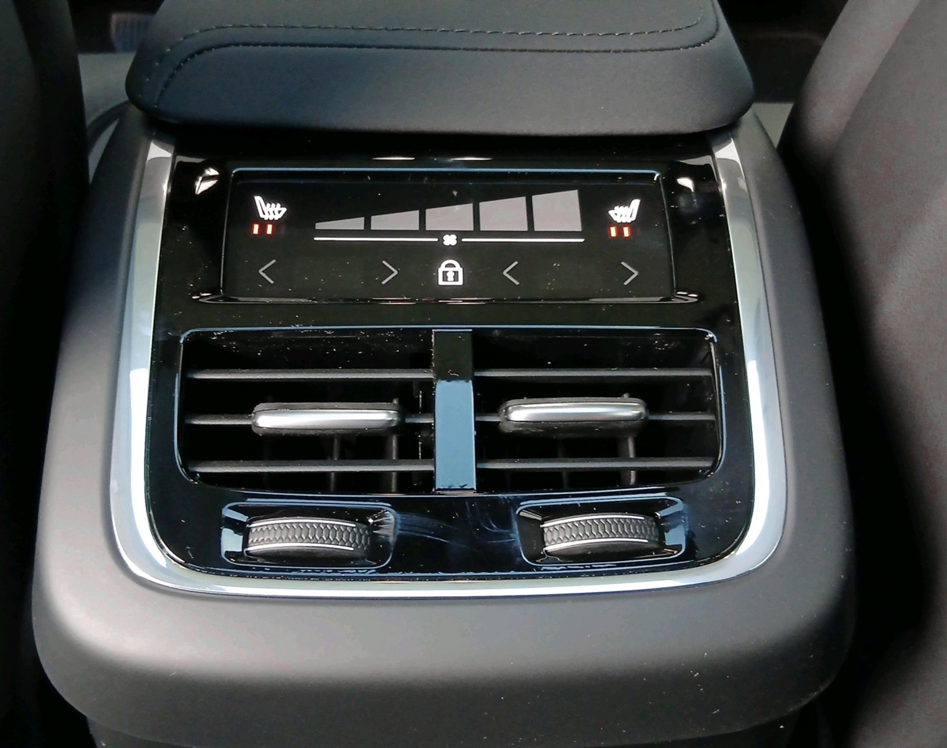VOLVO XC60 2.0 B5 MH Ultra Dark AWD-image-16