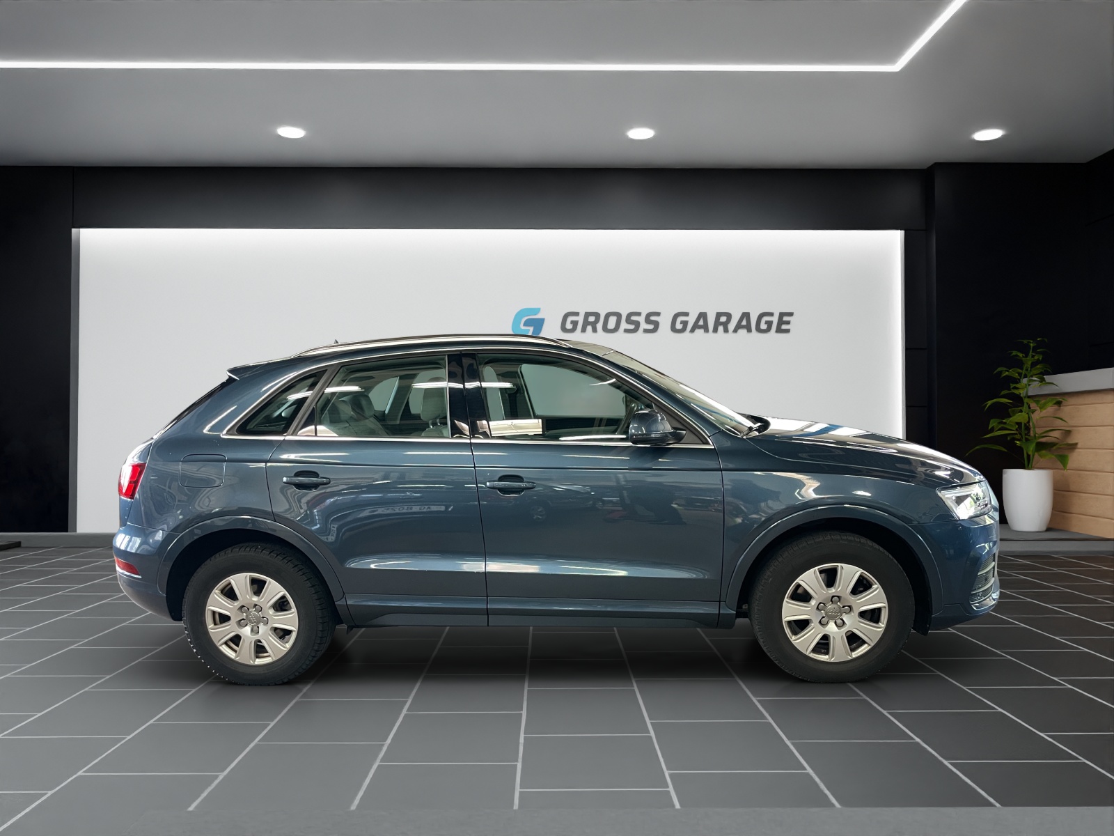 AUDI Q3-showroom-element-2