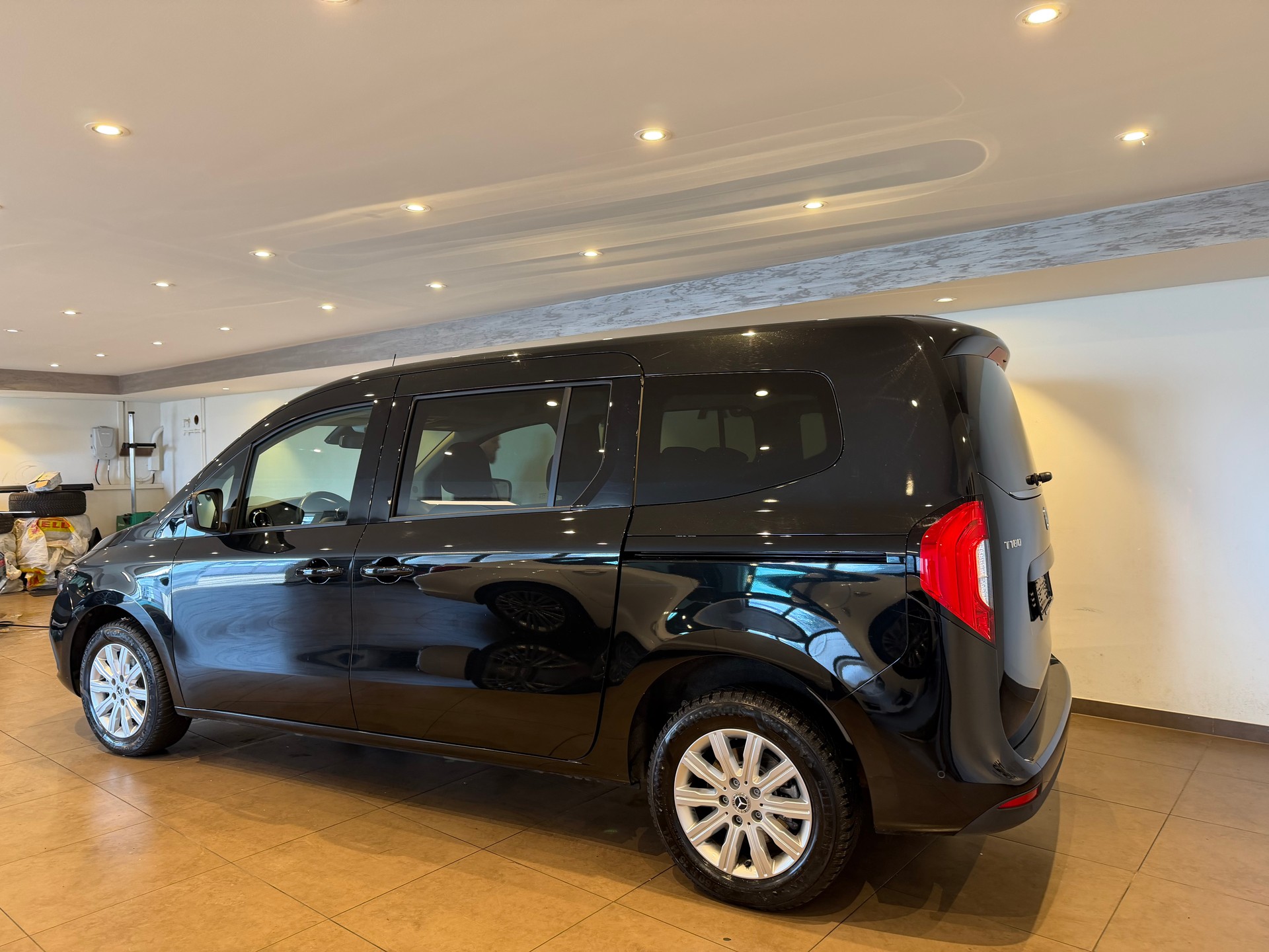 MERCEDES-BENZ 180 Progressive Van L-showroom-element-2