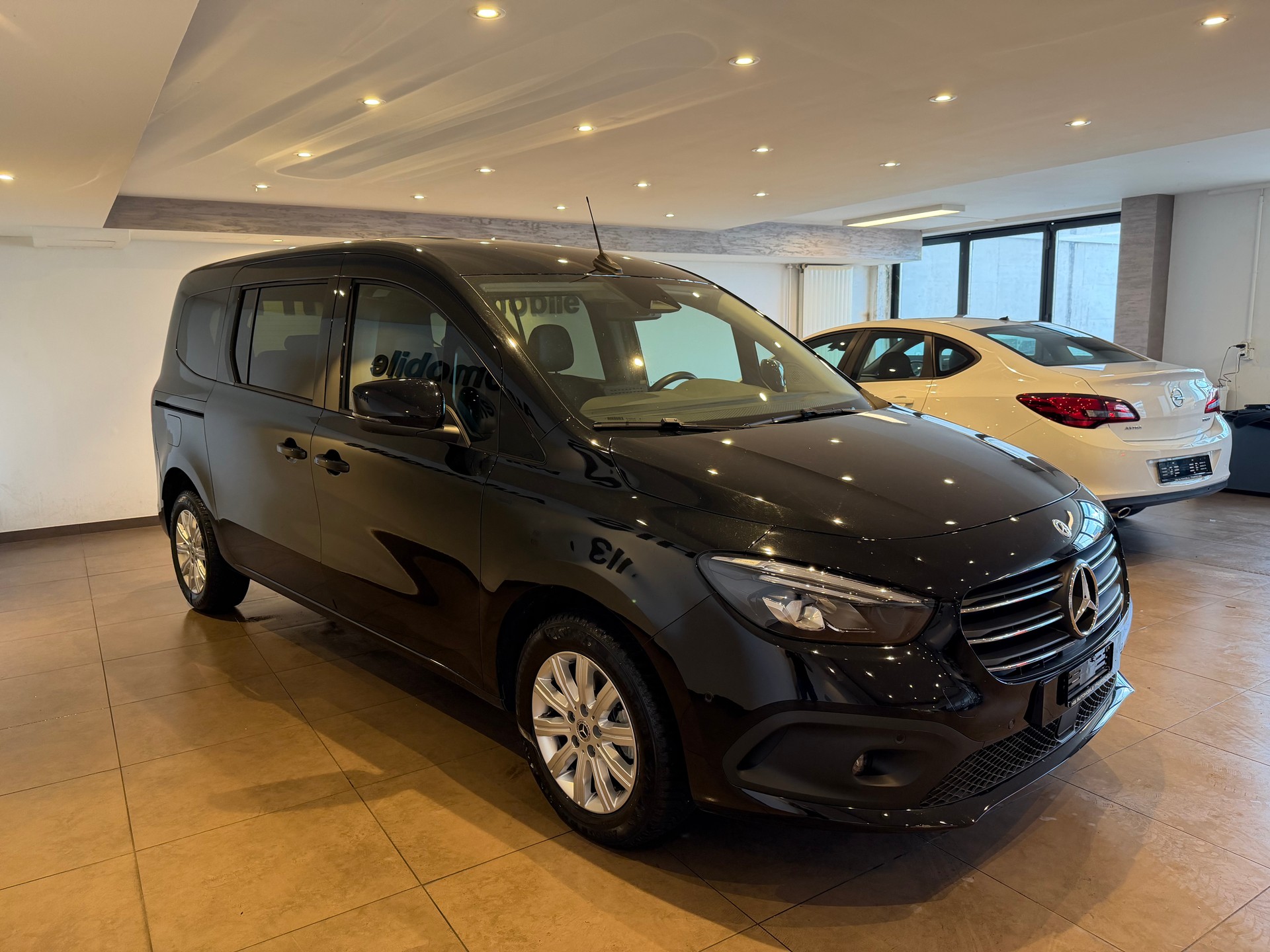 MERCEDES-BENZ 180 Progressive Van L-showroom-element-3
