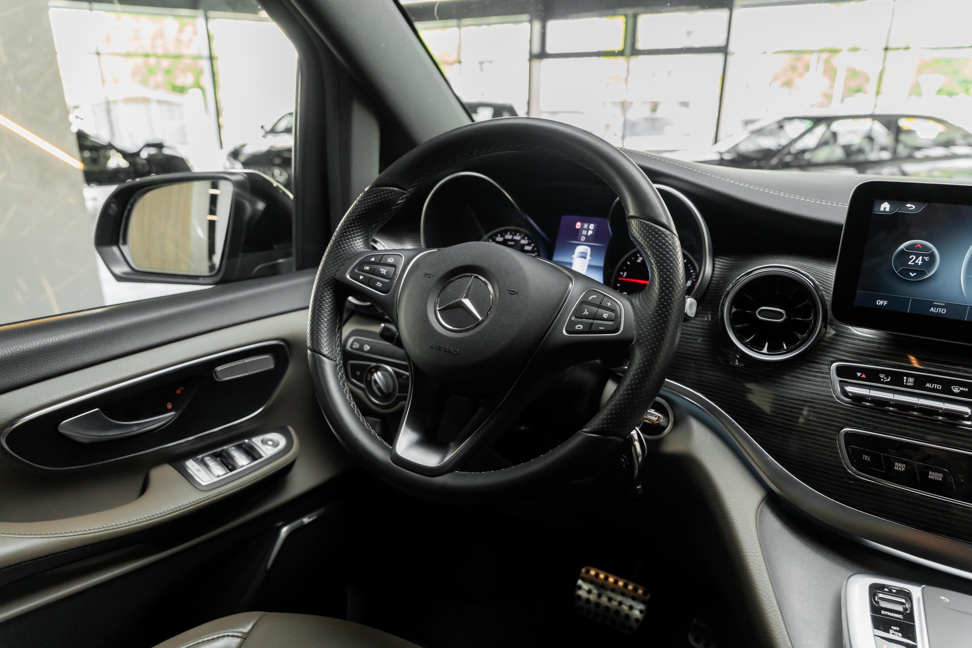 MERCEDES-BENZ V 250 d extralang Avantgarde 4Matic 9G-Tronic-image-18