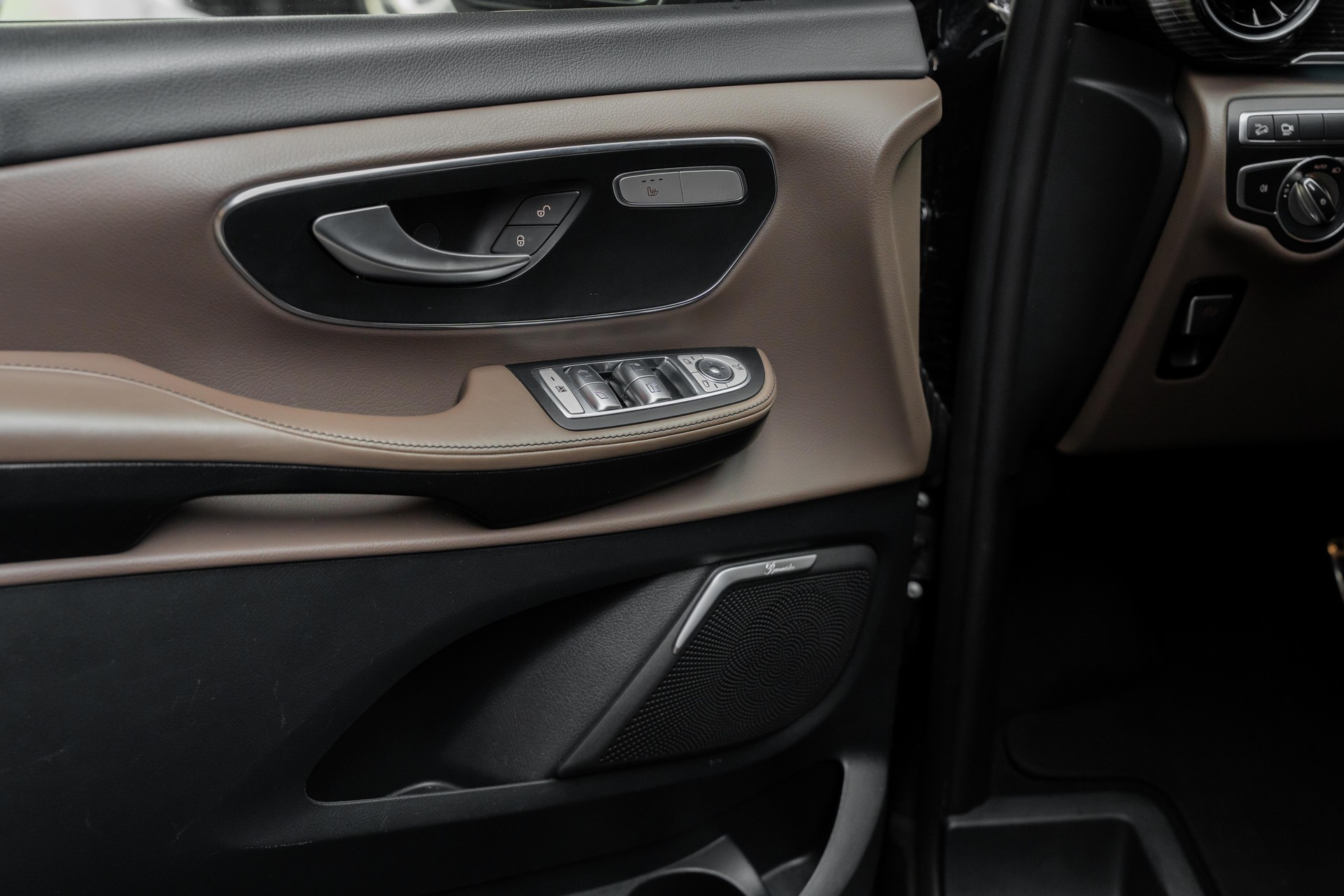 MERCEDES-BENZ V 250 d extralang Avantgarde 4Matic 9G-Tronic-image-23