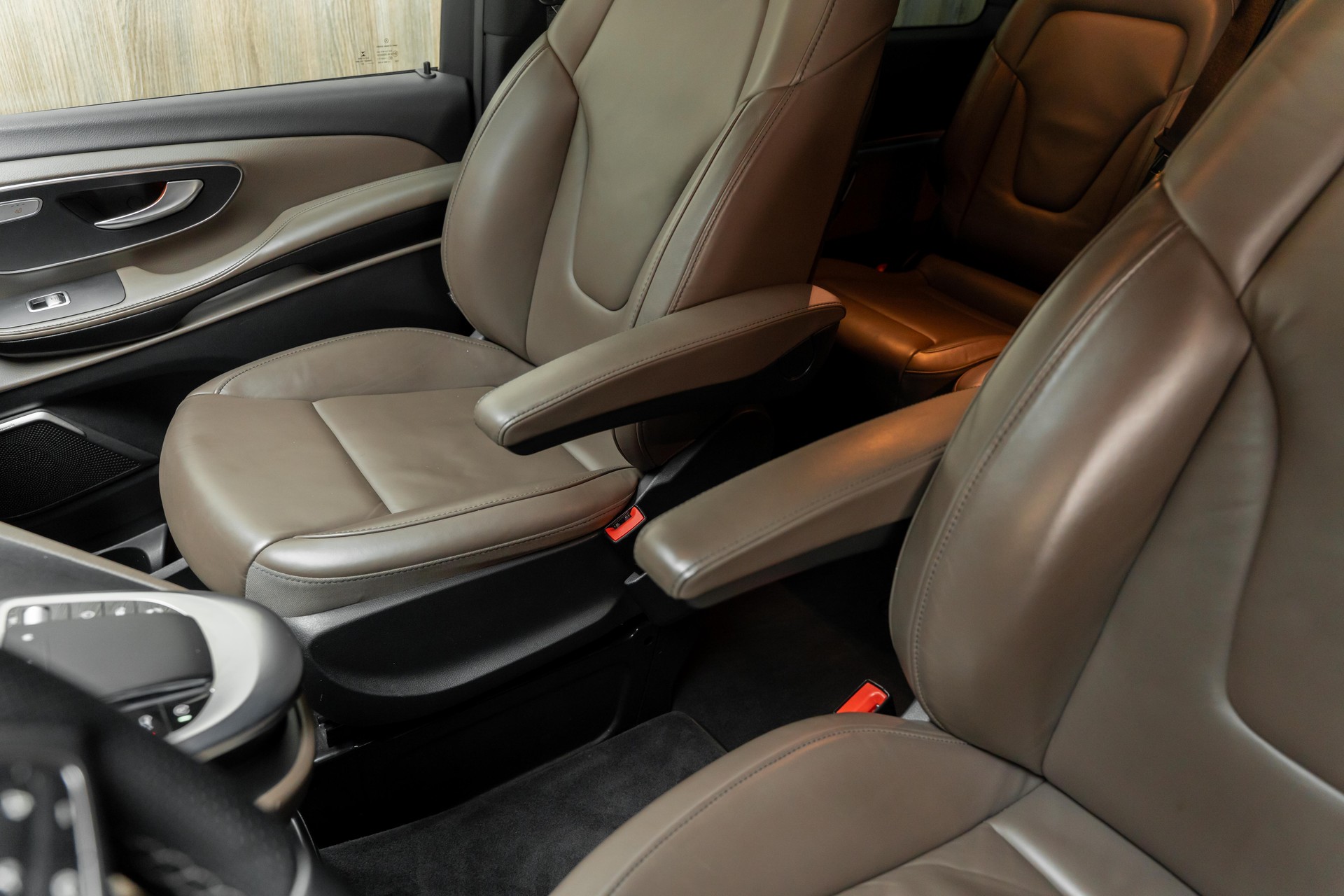 MERCEDES-BENZ V 250 d extralang Avantgarde 4Matic 9G-Tronic-image-16