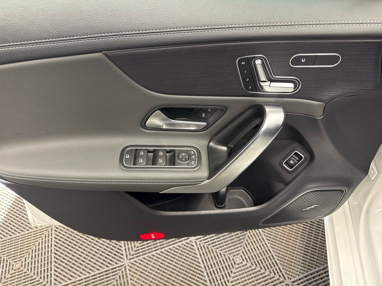 MERCEDES-BENZ CLA 200 AMG DCT-image-4