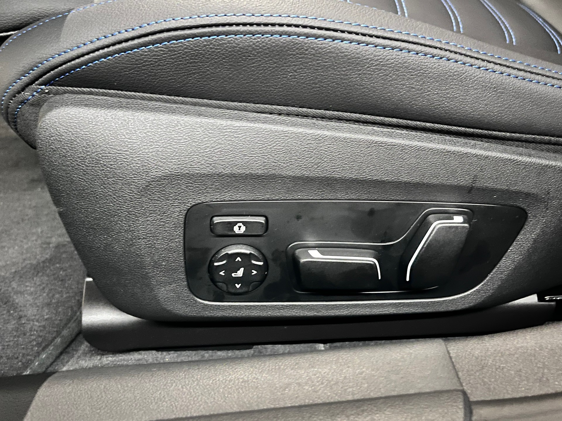 BMW M60 xDrive Gran Coupé-image-11