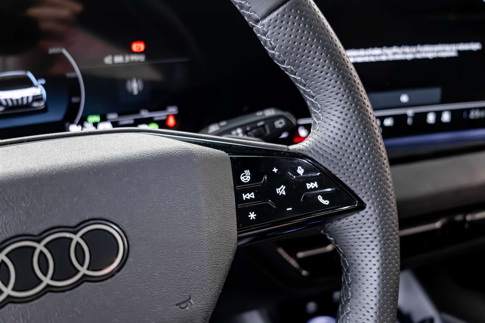 AUDI Q6 e-tron quattro S-Line-image-12