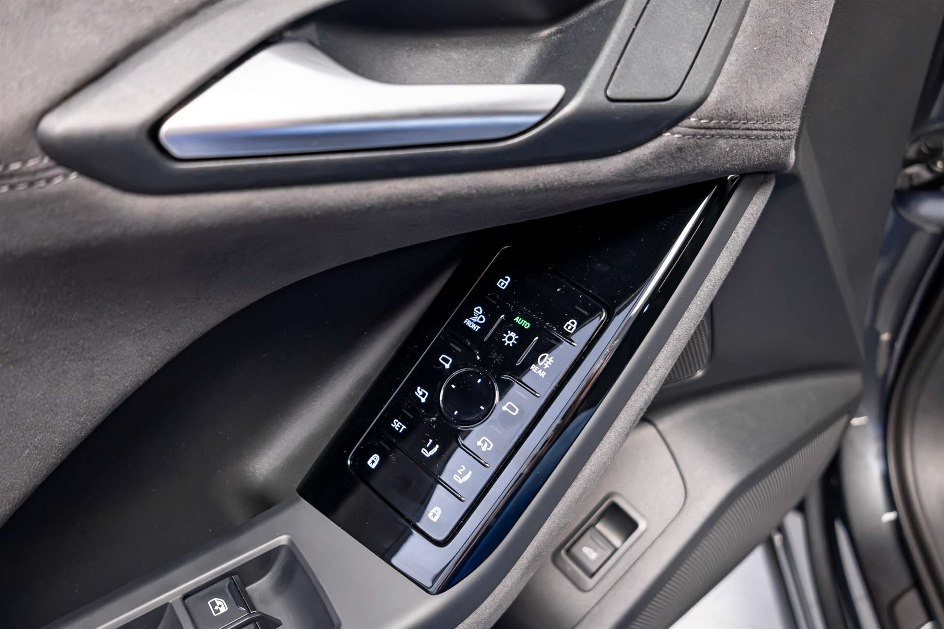 AUDI Q6 e-tron quattro S-Line-image-27