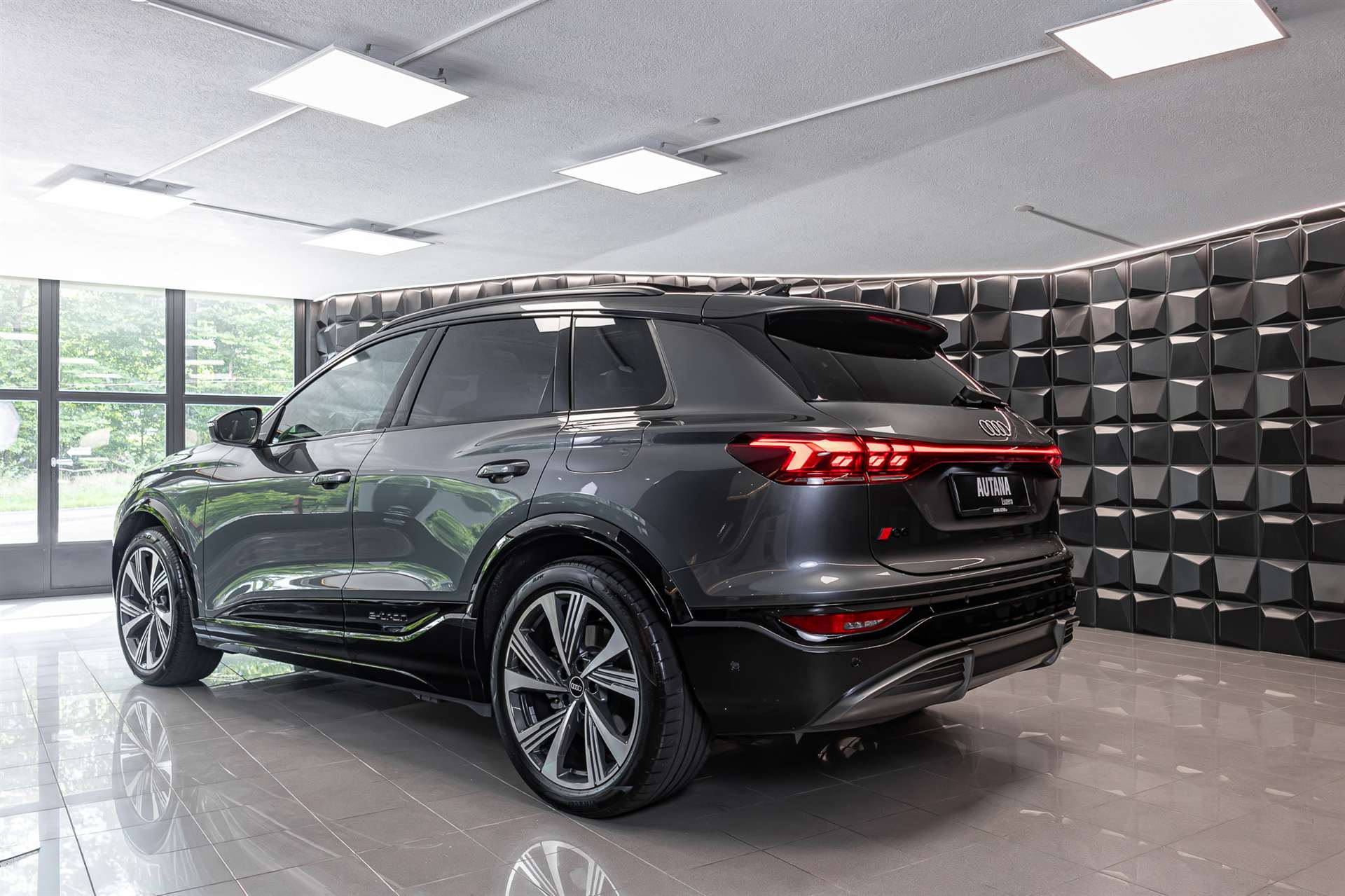 AUDI Q6 e-tron quattro S-Line-showroom-element-3