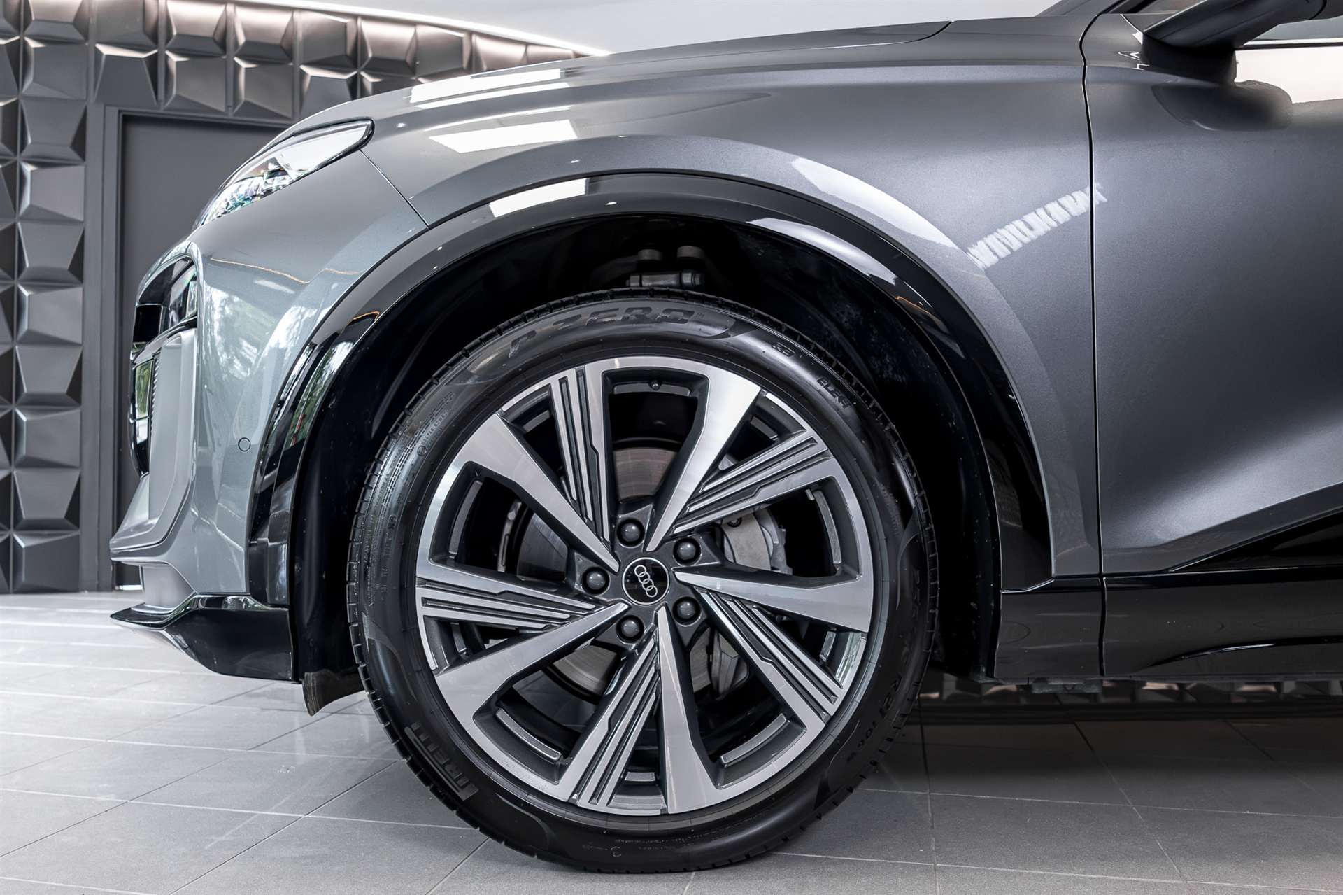 AUDI Q6 e-tron quattro S-Line-image-31