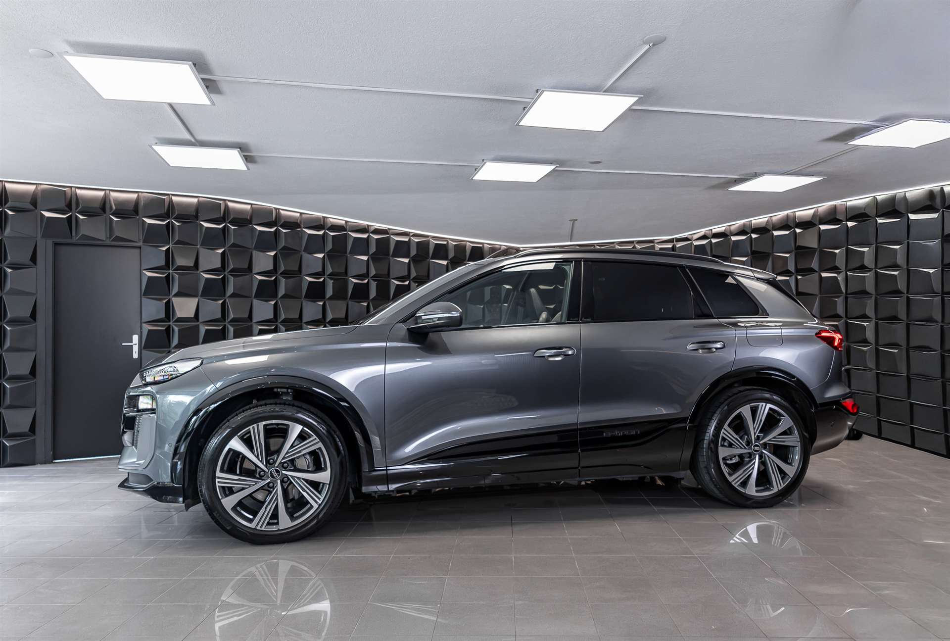 AUDI Q6 e-tron quattro S-Line-showroom-element-2