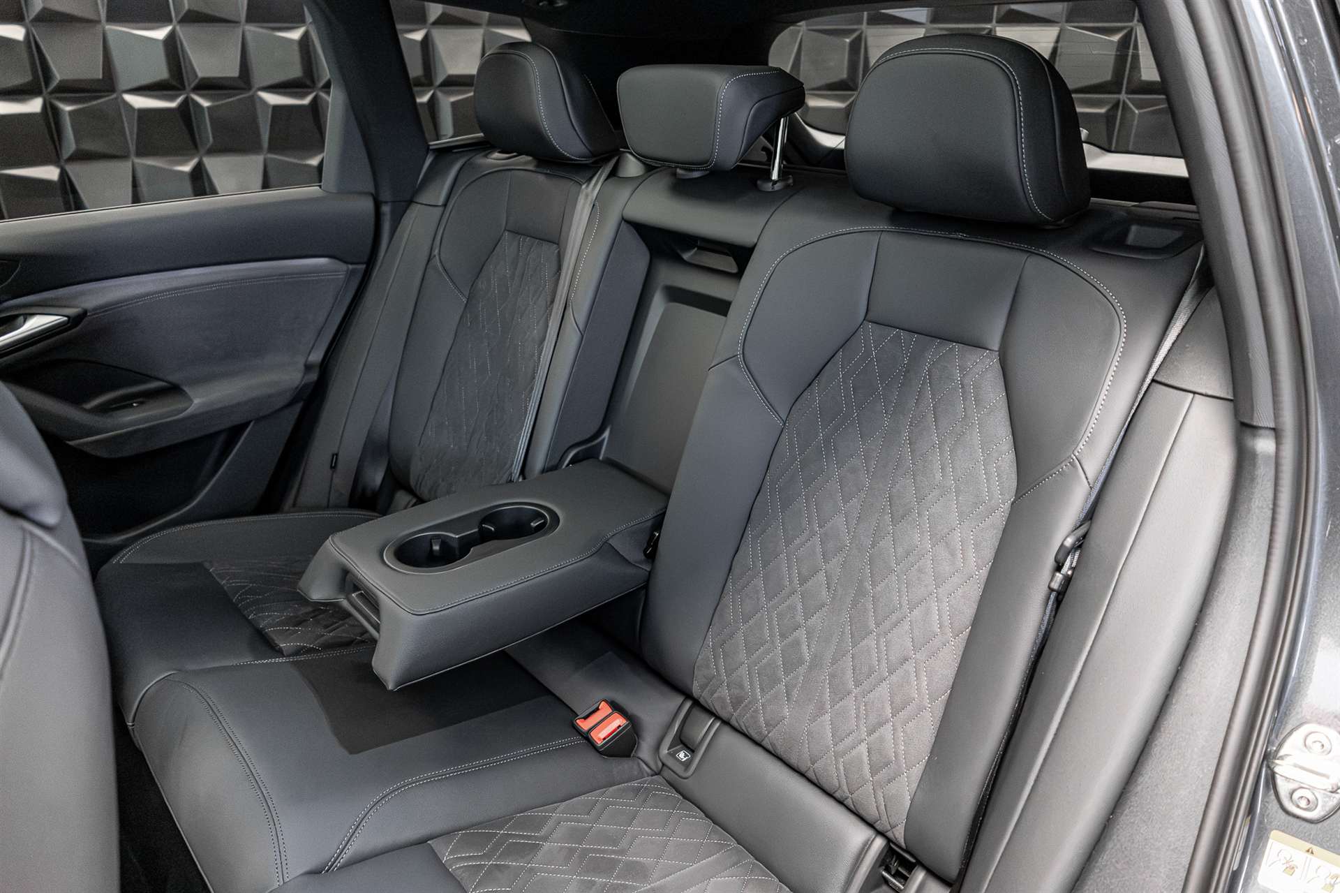 AUDI Q6 e-tron quattro S-Line-image-28