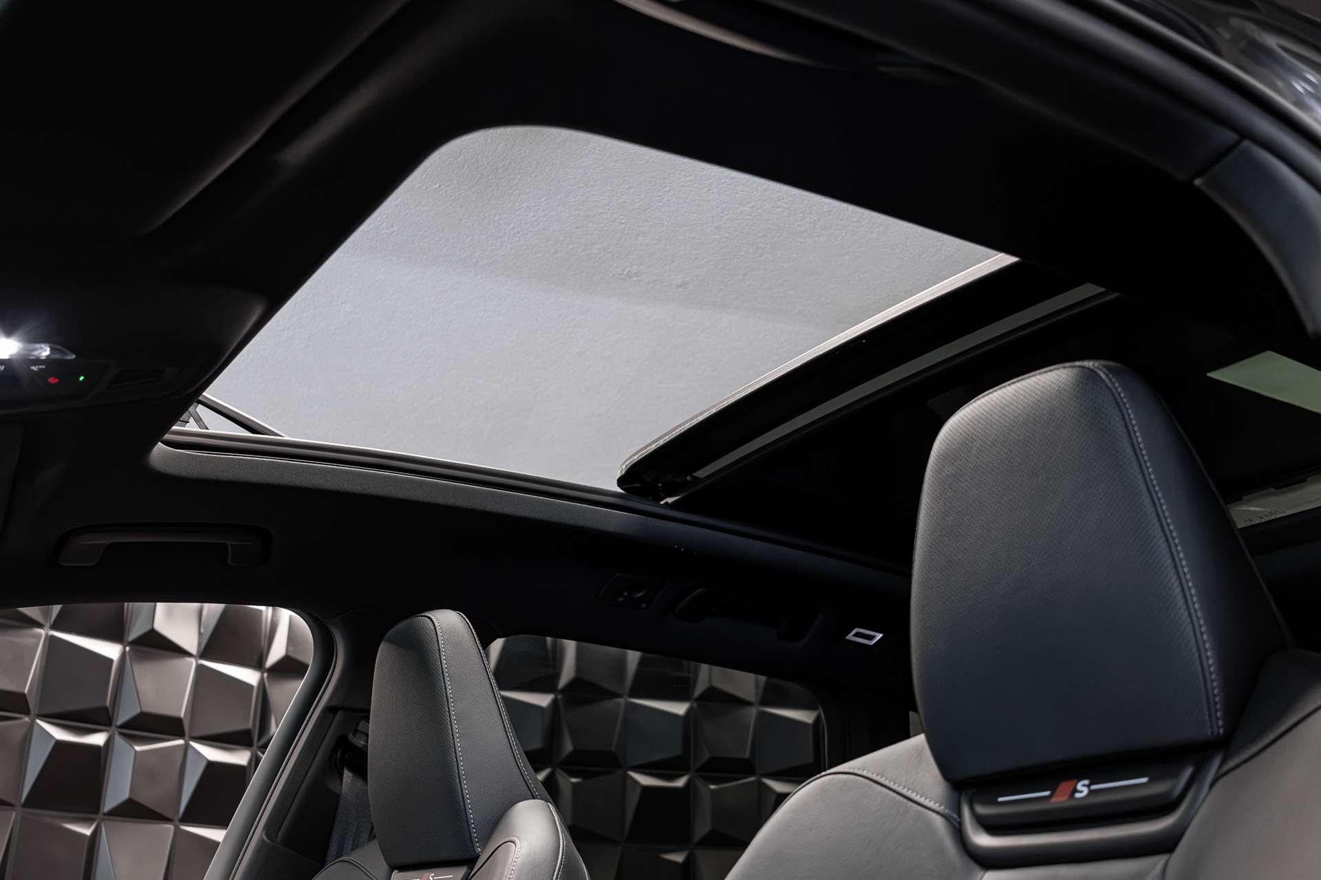 AUDI Q6 e-tron quattro S-Line-image-17