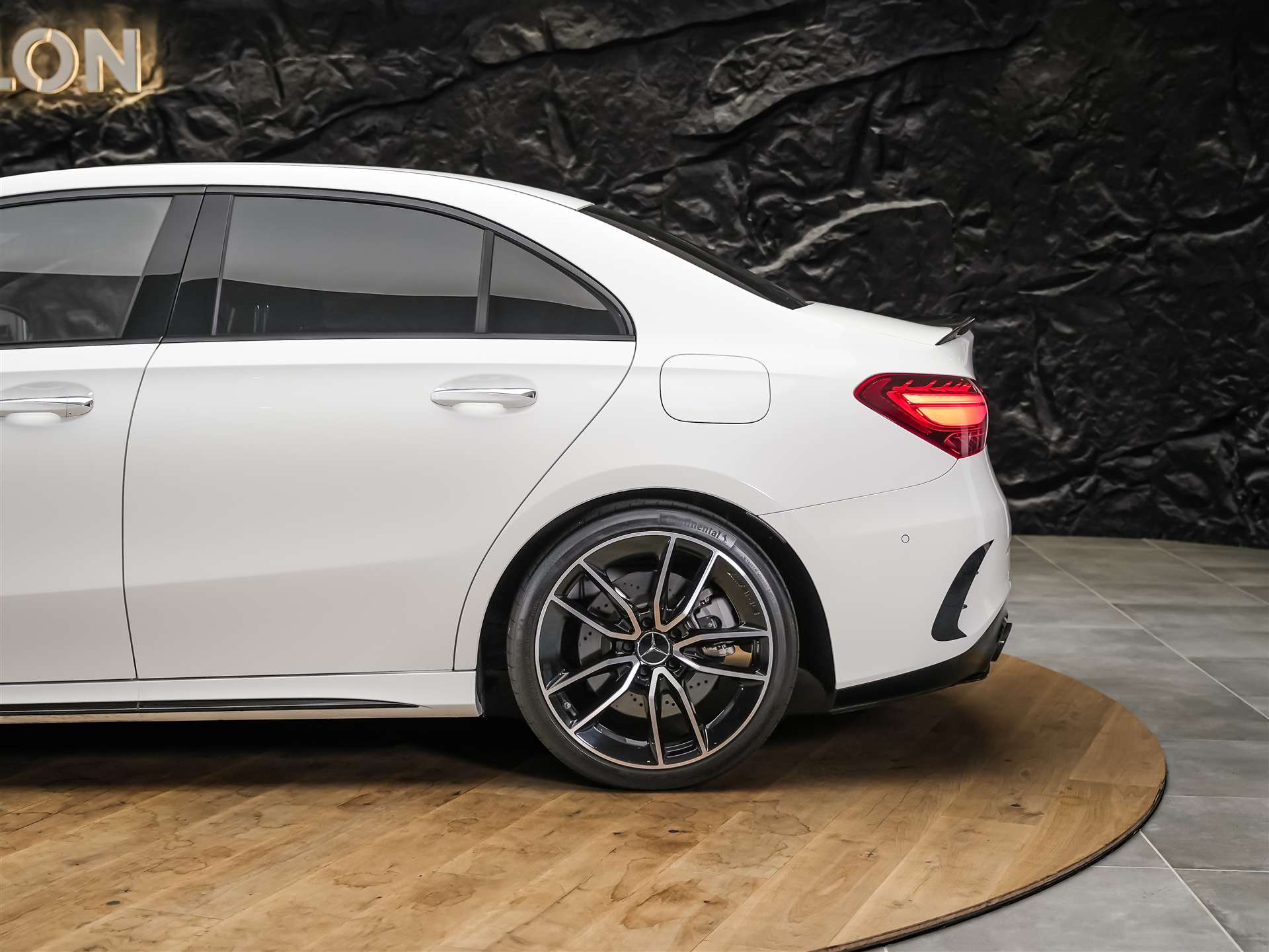 MERCEDES-BENZ A35 AMG 4Matic+ 8G-DCT *Limousine*Aero-Paket*Werksgarantie*Digital Light*-image-17