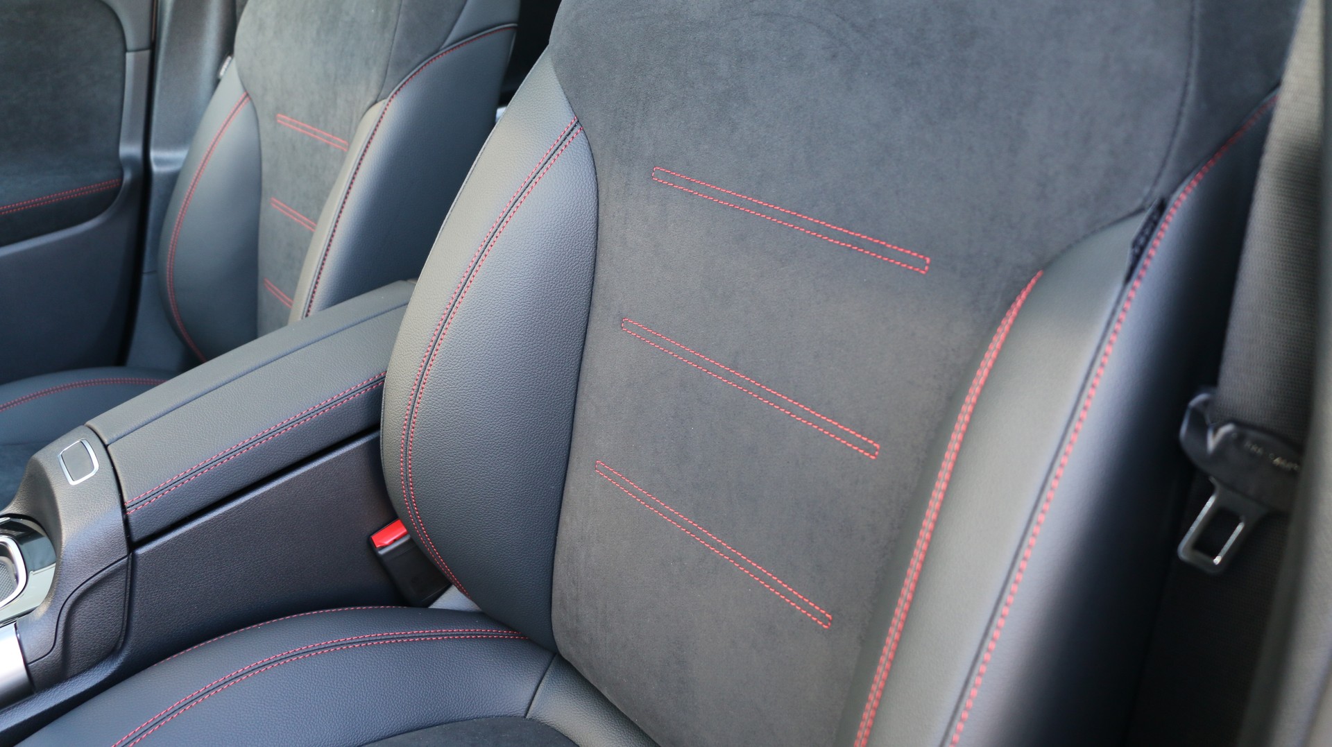 MERCEDES-BENZ GLA 250 4MATIC Swiss Star-image-8