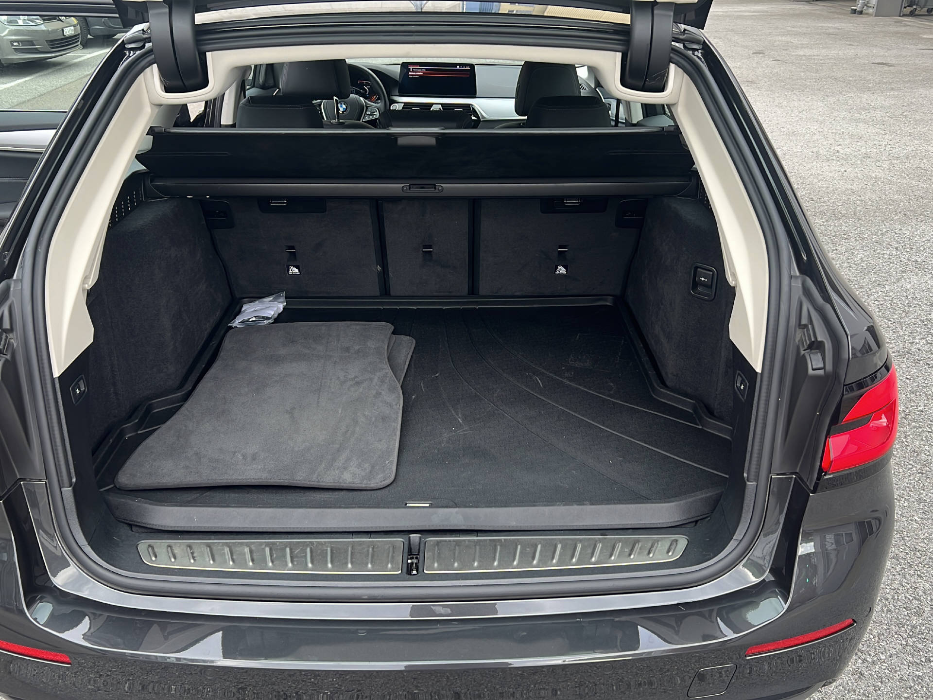 BMW 530d xDrive Touring-image-13