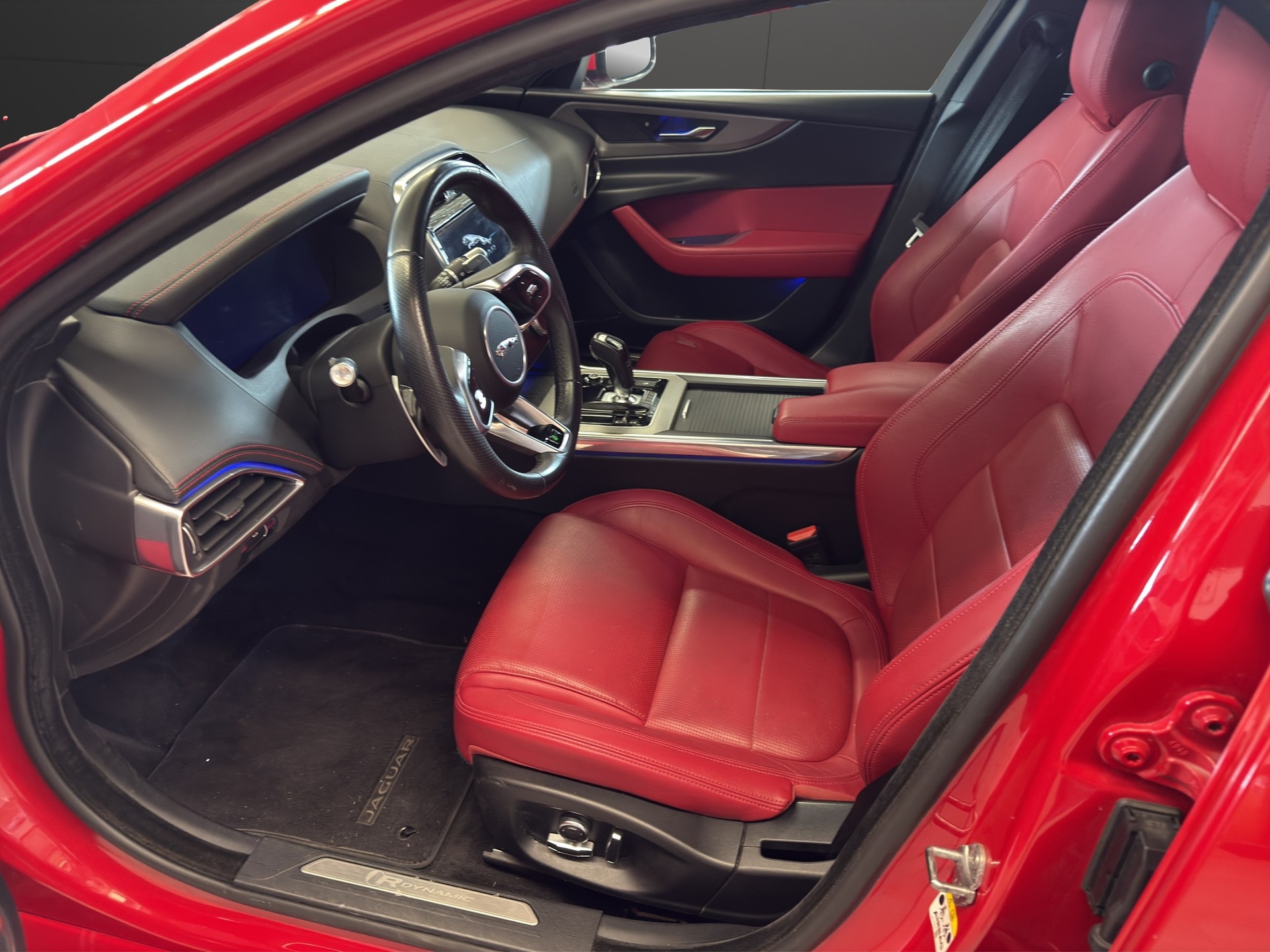 JAGUAR XE 2.0 R-Dynamic SE P250 RWD Automat-image-12