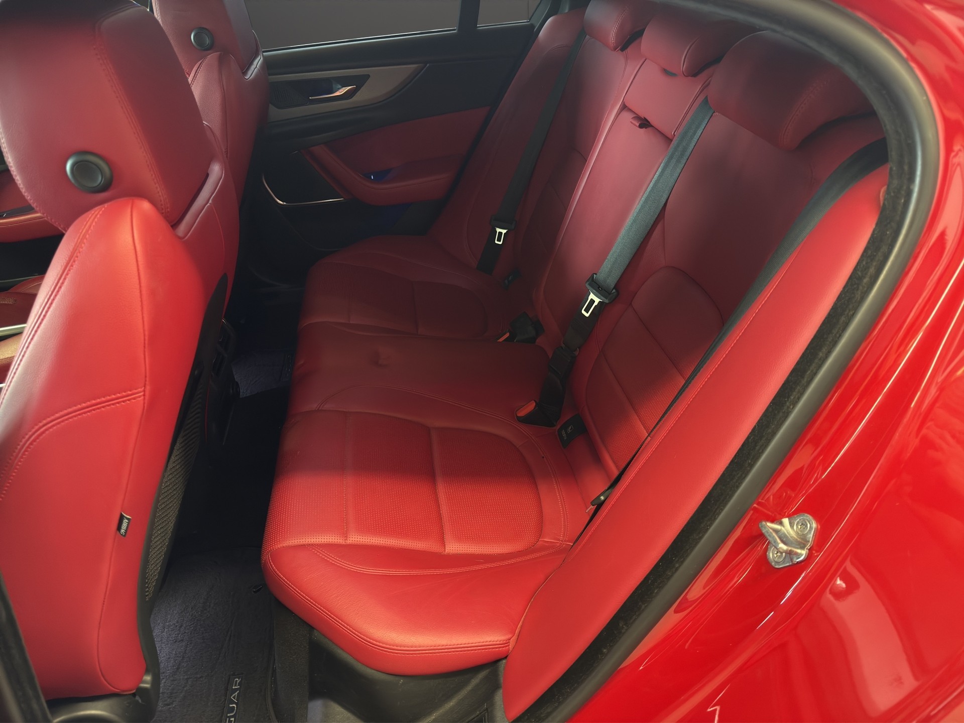 JAGUAR XE 2.0 R-Dynamic SE P250 RWD Automat-image-10