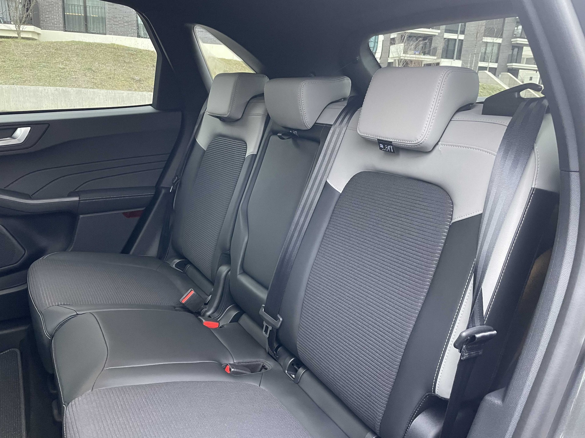 FORD Kuga 2.5 Hybrid Sound Edition 4x4-image-23