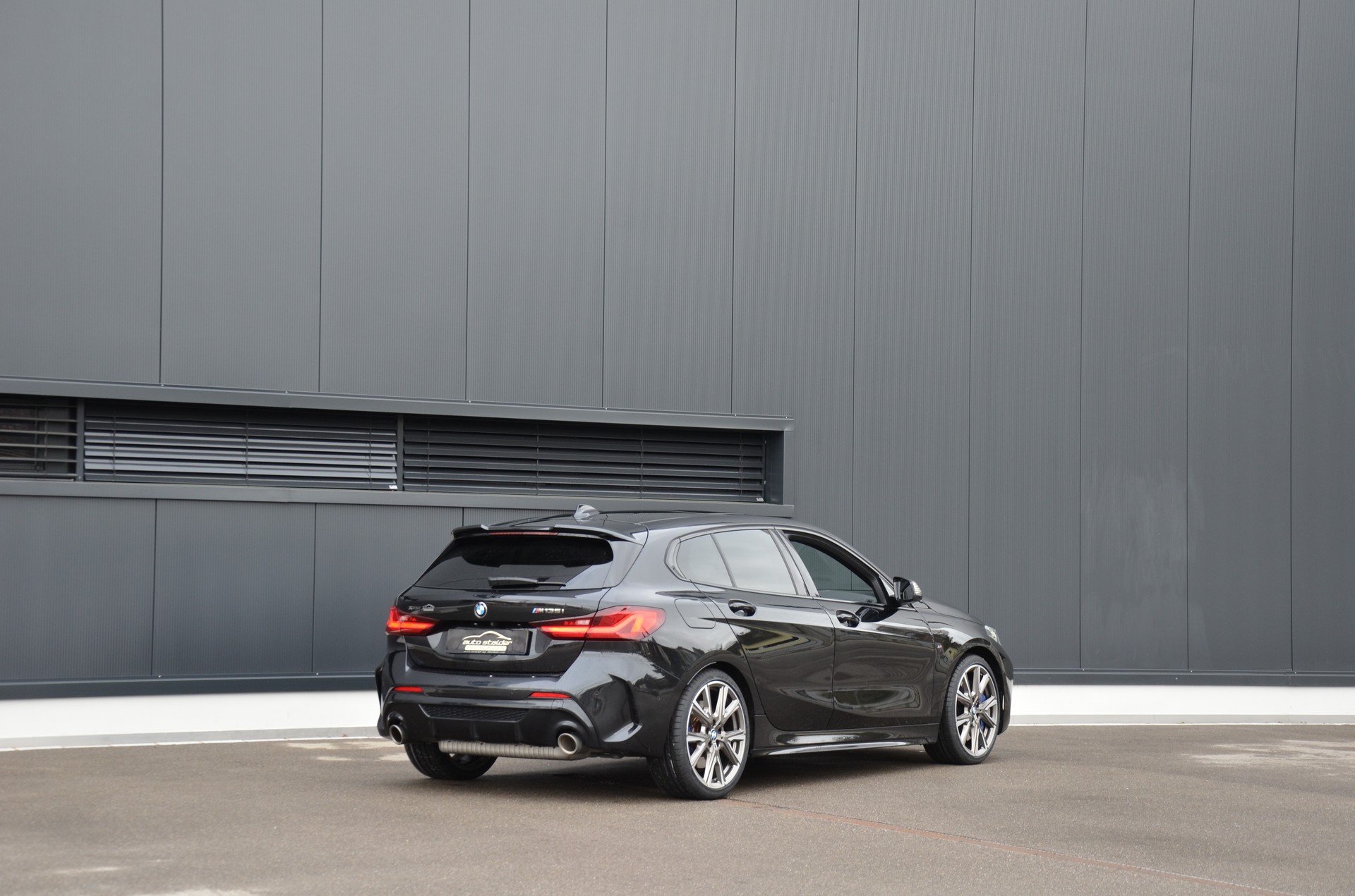 BMW M135i xDrive Steptronic-showroom-element-2