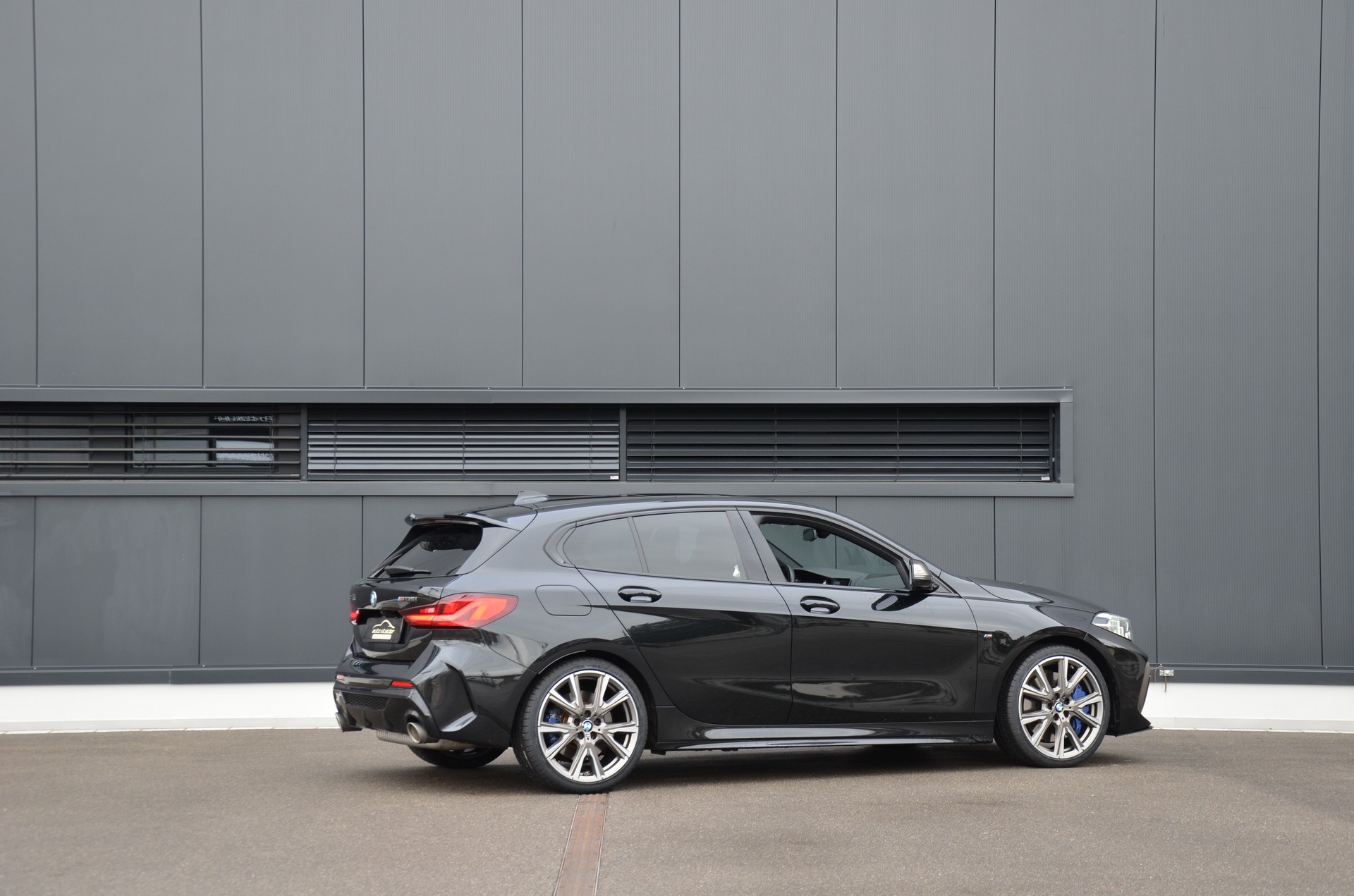 BMW M135i xDrive Steptronic-showroom-element-3