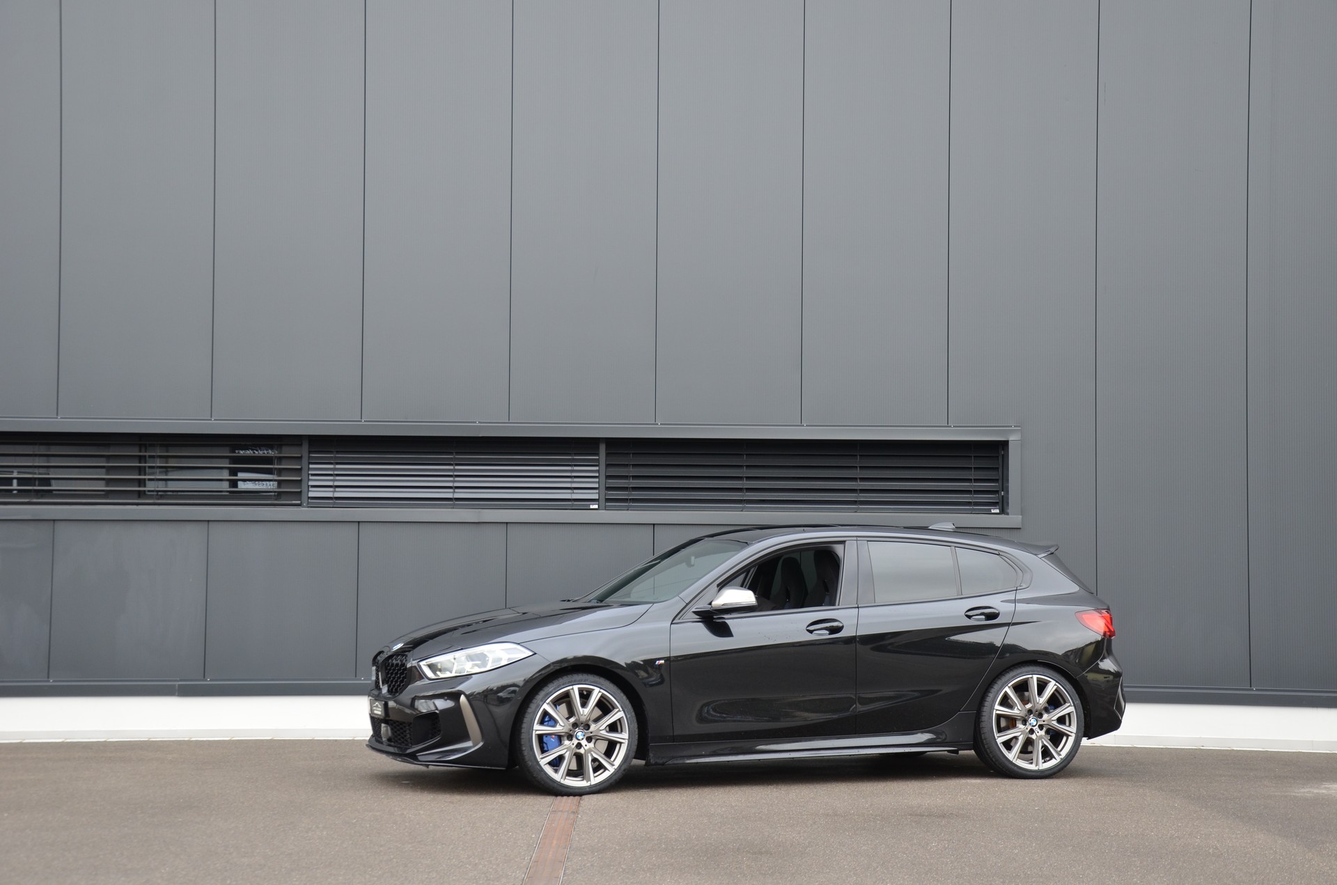 BMW M135i xDrive Steptronic-showroom-element-1