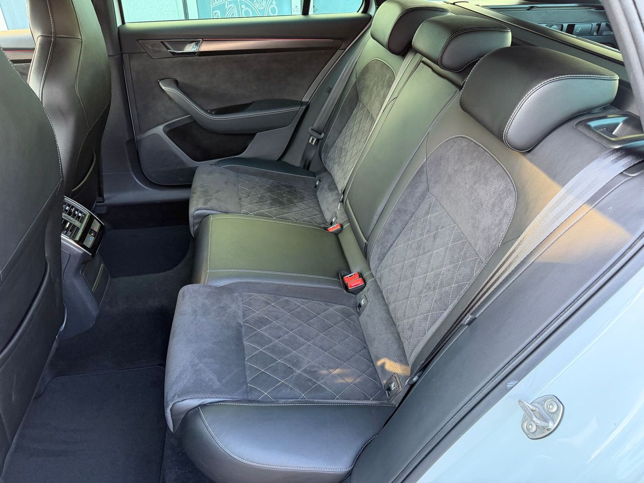 SKODA Superb 1.4 TSI Sport Line PHEV DSG mit AHK-image-6