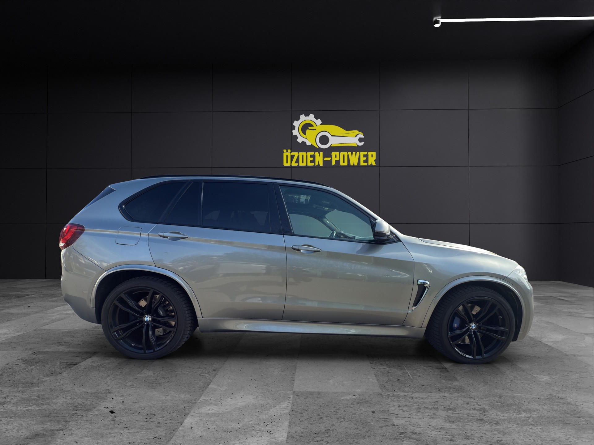 BMW X5M Steptronic-showroom-element-3
