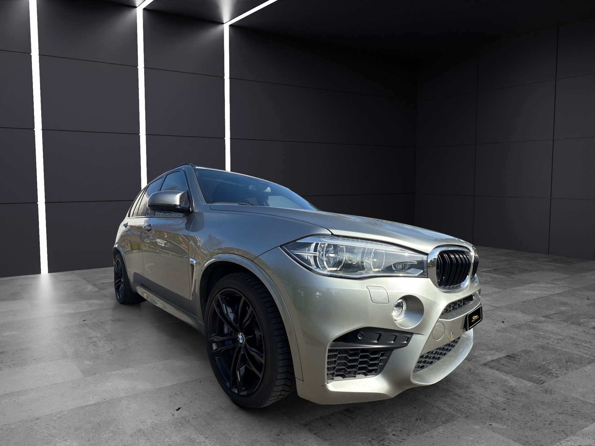 BMW X5M Steptronic-showroom-element-2