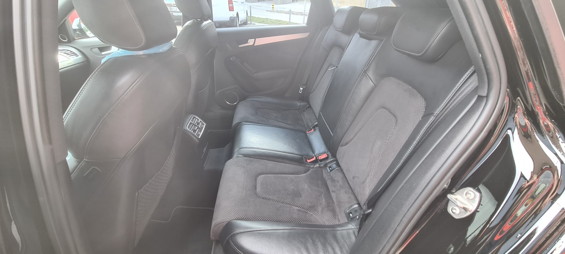 AUDI A4 Avant 2.0 TDI quattro S-tronic S-Line-image-13