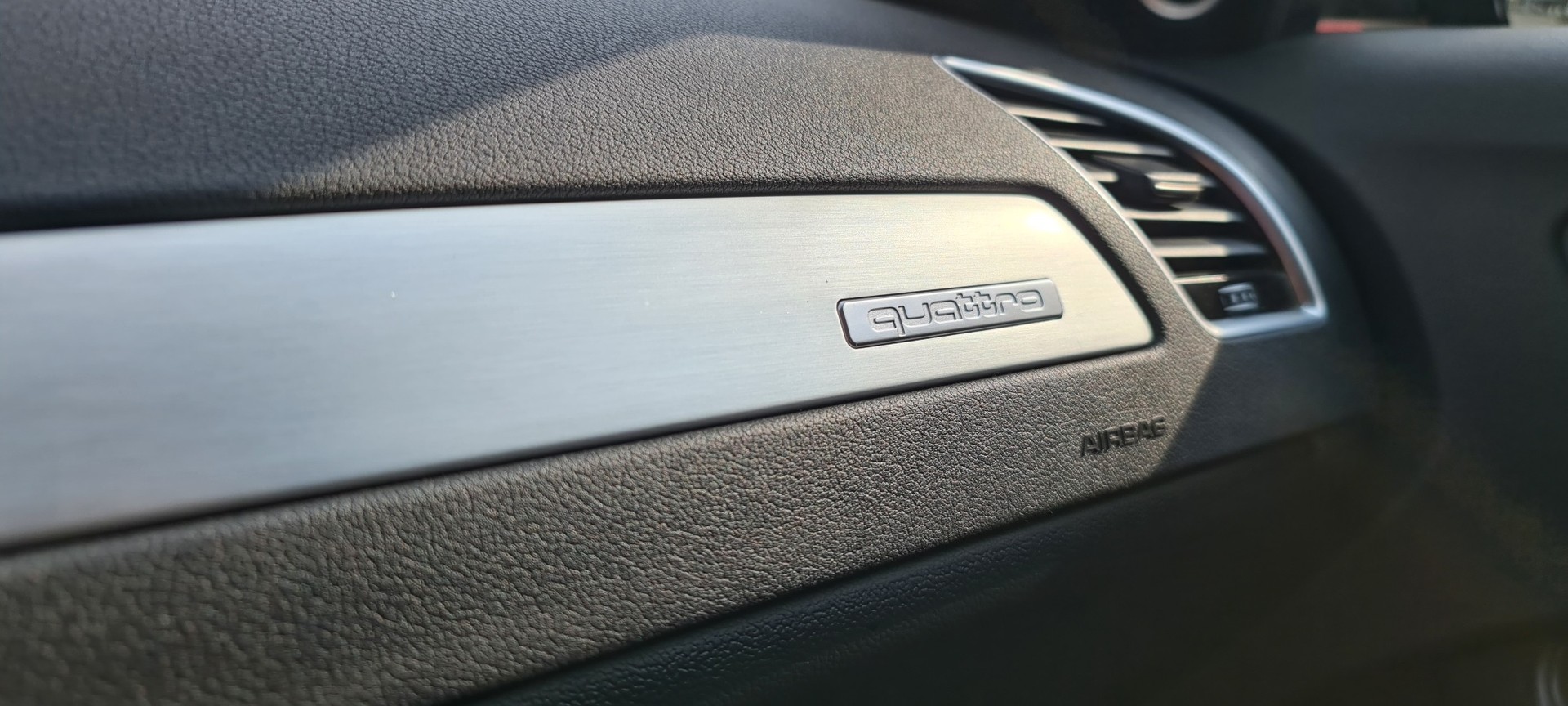 AUDI A4 Avant 2.0 TDI quattro S-tronic S-Line-image-25