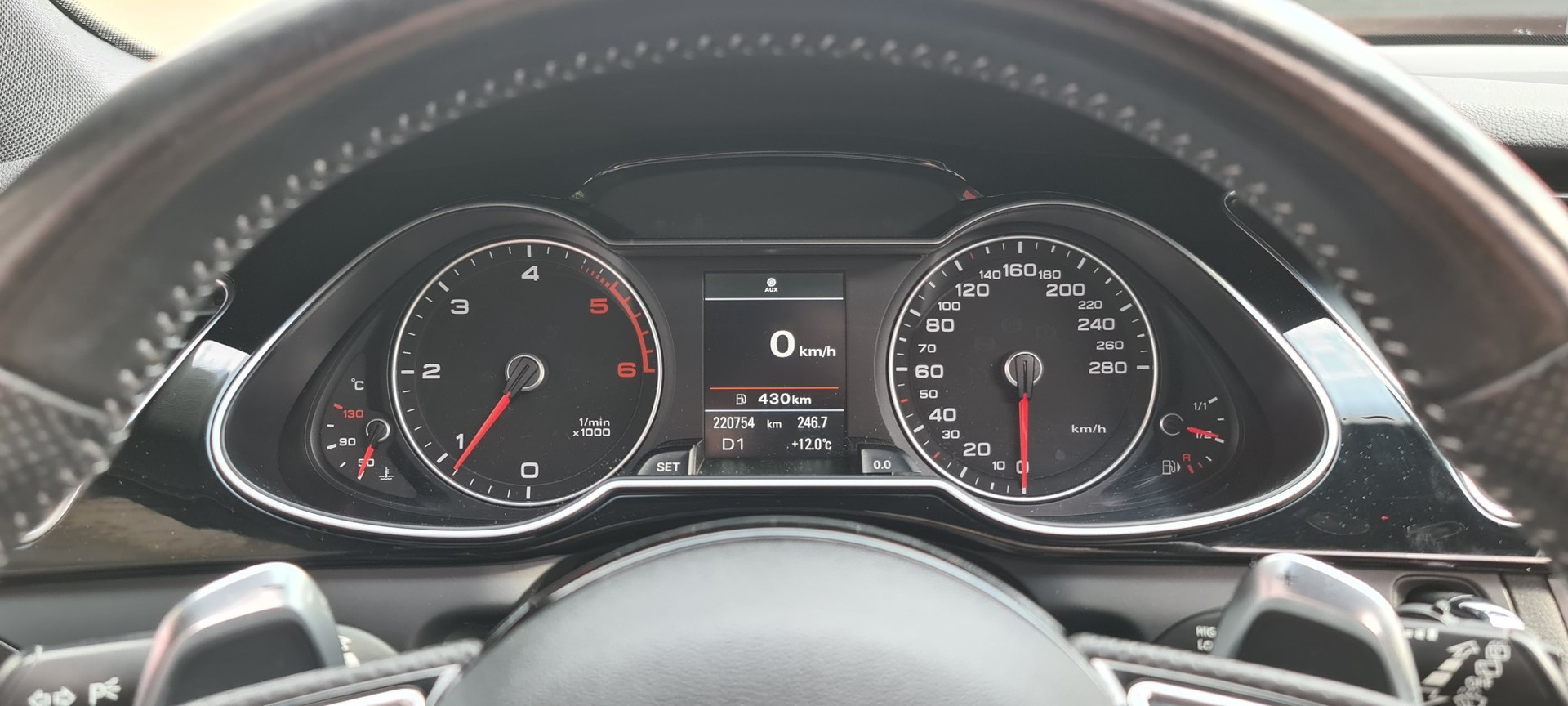 AUDI A4 Avant 2.0 TDI quattro S-tronic S-Line-image-19