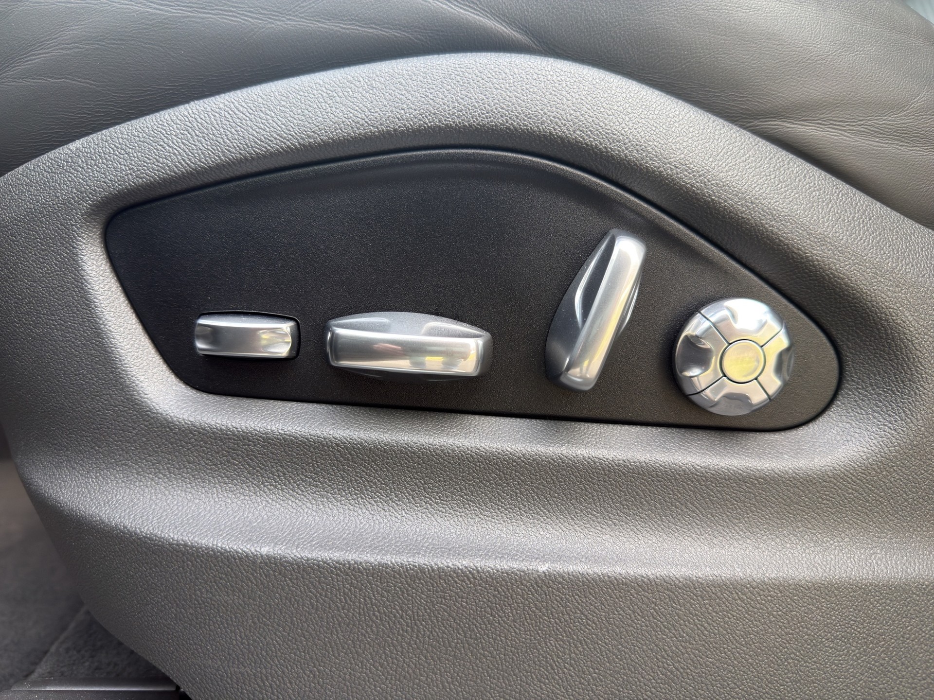 PORSCHE Cayenne S-image-17