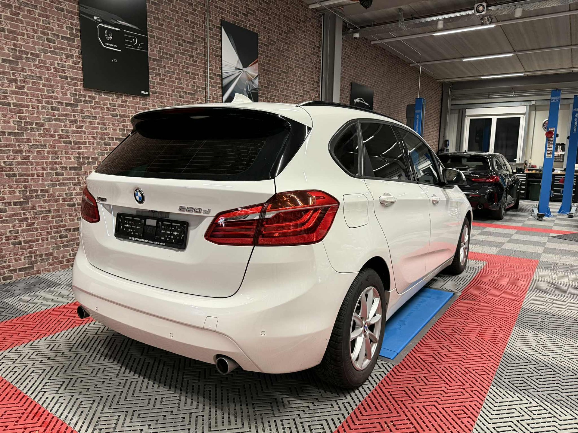 BMW 220d xDrive Active Tourer Luxury Line Steptronic-image-4