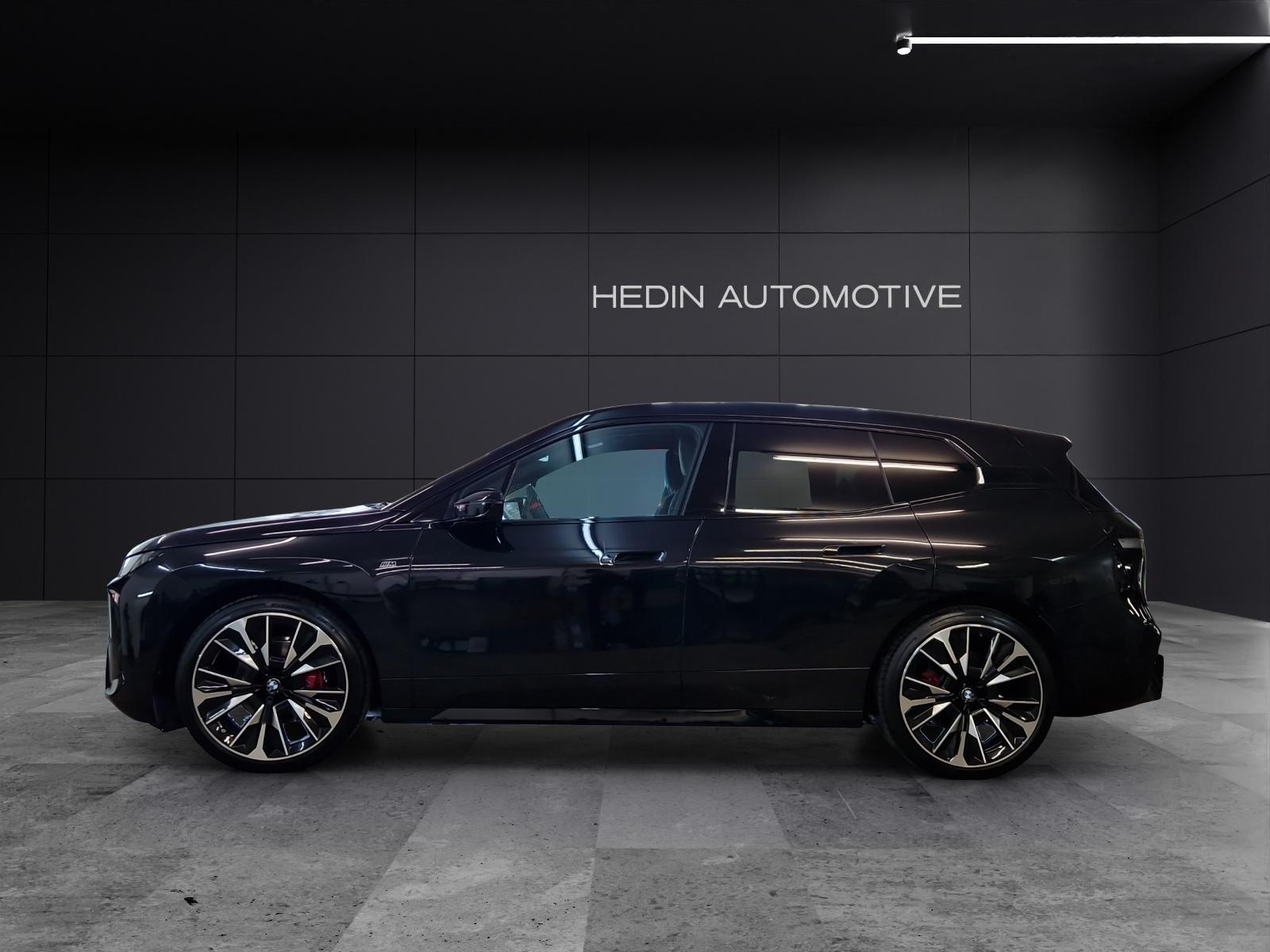 BMW iX M70-showroom-element-1