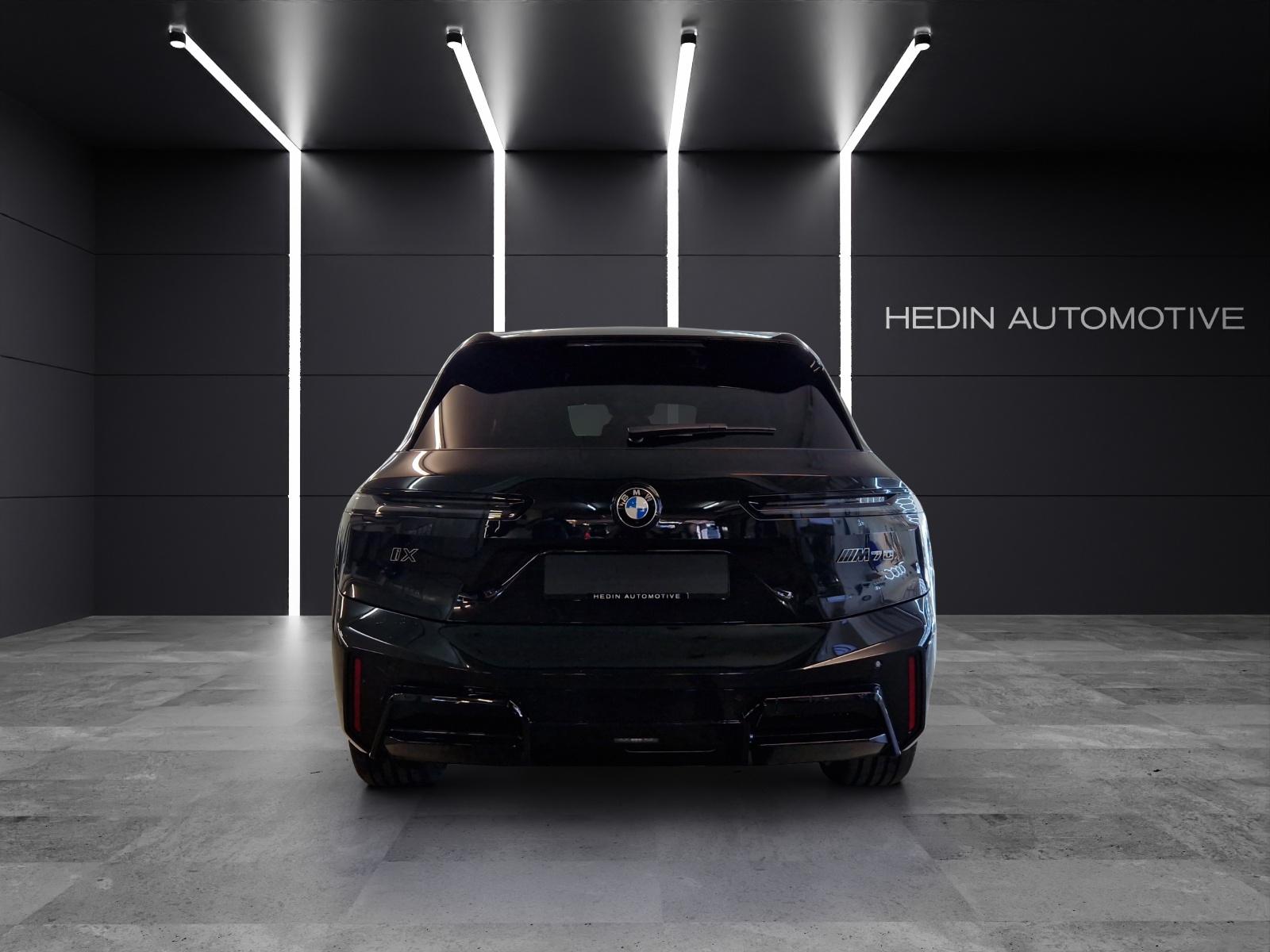BMW iX M70-showroom-element-3
