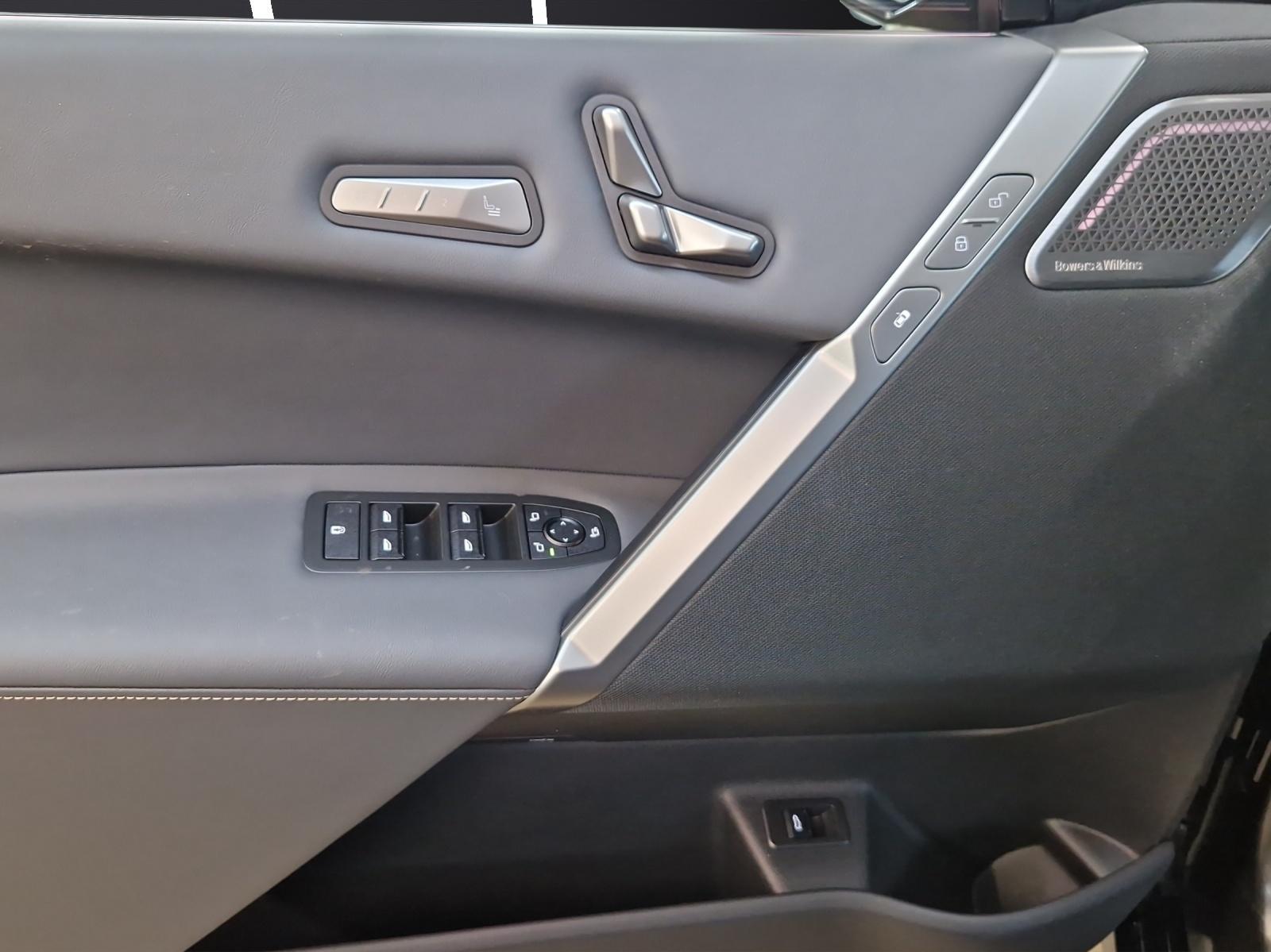 BMW iX M70-image-9